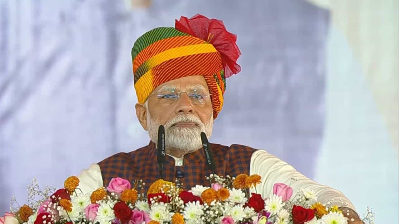 ನೀರು, ಹೂಡಿಕೆ, ಅಭಿವೃದ್ಧಿ, ಉದ್ಯೋಗ; ರಾಜಸ್ಥಾನದಲ್ಲಿ 50 ಸಾವಿರ ಕೋಟಿ ರೂ. ಮೌಲ್ಯದ ಯೋಜನೆಗಳಿಗೆ ಪ್ರಧಾನಿ ಮೋದಿ ಚಾಲನೆ ನೀರು, ಹೂಡಿಕೆ, ಅಭಿವೃದ್ಧಿ, ಉದ್ಯೋಗ; ರಾಜಸ್ಥಾನದಲ್ಲಿ 50 ಸಾವಿರ ಕೋಟಿ ರೂ. ಮೌಲ್ಯದ ಯೋಜನೆಗಳಿಗೆ ಪ್ರಧಾನಿ ಮೋದಿ ಚಾಲನೆ