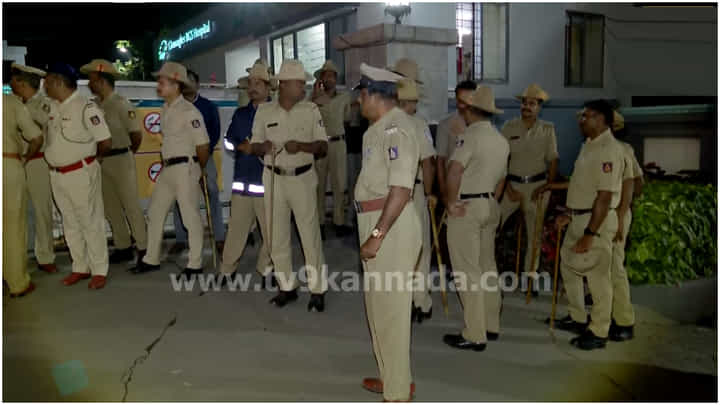 ದರ್ಶನ್ ಚಿಕಿತ್ಸೆ ಪಡೆಯುತ್ತಿರುವ ಆಸ್ಪತ್ರೆಗೆ ಪೊಲೀಸರ ಬಿಗಿ ಭದ್ರತೆ ದರ್ಶನ್ ಚಿಕಿತ್ಸೆ ಪಡೆಯುತ್ತಿರುವ ಆಸ್ಪತ್ರೆಗೆ ಪೊಲೀಸರ ಬಿಗಿ ಭದ್ರತೆ
