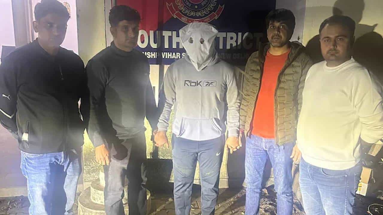 ದೆಹಲಿ ತ್ರಿವಳಿ ಕೊಲೆ, ದುಷ್ಕೃತ್ಯವೆಸಗಿದ್ದು ಮತ್ಯಾರು ಅಲ್ಲ ಸ್ವಂತ ಮಗ ದೆಹಲಿ ತ್ರಿವಳಿ ಕೊಲೆ, ದುಷ್ಕೃತ್ಯವೆಸಗಿದ್ದು ಮತ್ಯಾರು ಅಲ್ಲ ಸ್ವಂತ ಮಗ