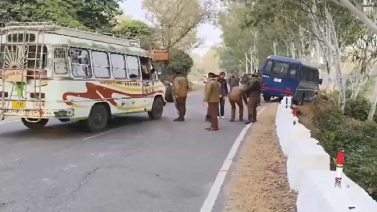 Jammu and Kashmir: ಇಬ್ಬರು ಪೊಲೀಸರು ಶವವಾಗಿ ಪತ್ತೆ, ದೇಹದೆಲ್ಲೆಡೆ ಬುಲೆಟ್ನ ಗುರುತುಗಳು Jammu and Kashmir: ಇಬ್ಬರು ಪೊಲೀಸರು ಶವವಾಗಿ ಪತ್ತೆ, ದೇಹದೆಲ್ಲೆಡೆ ಬುಲೆಟ್ನ ಗುರುತುಗಳು