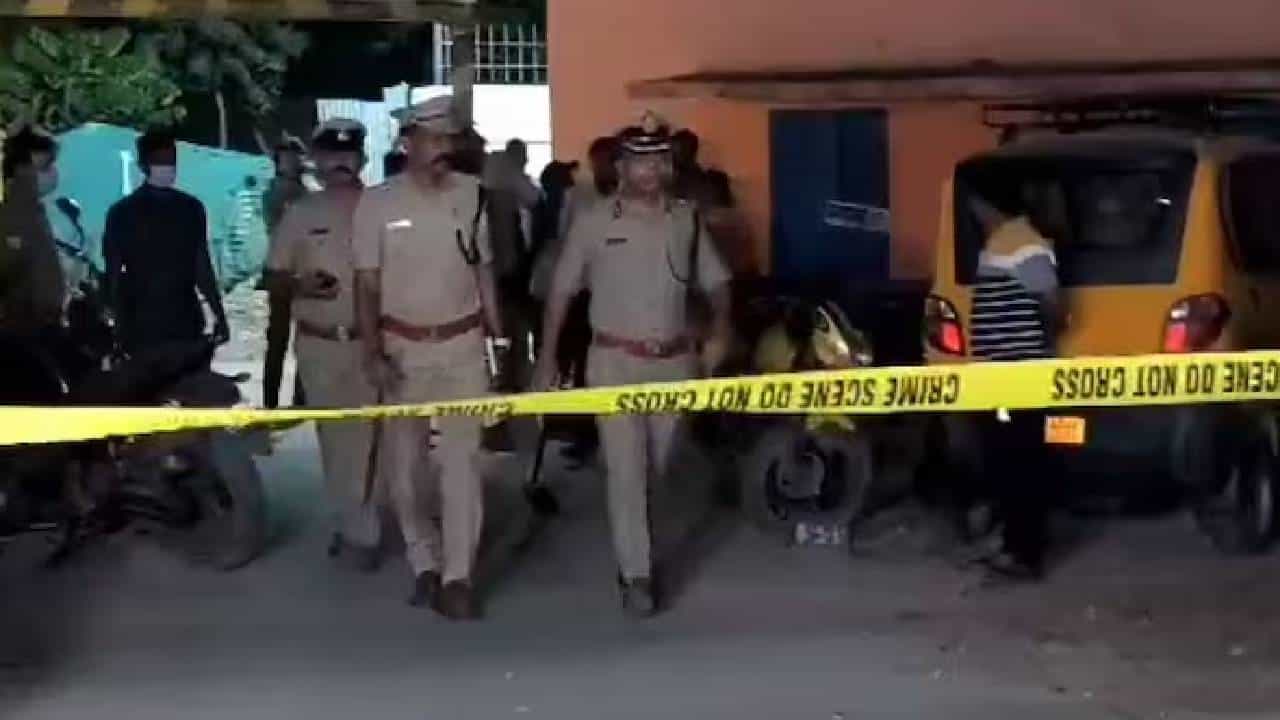 ಅಮ್ಮನನ್ನು ಮನೆಯಲ್ಲಿ ಕೂಡಿ ಹಾಕಿ ಟ್ರಿಪ್ಗೆ ಹೋದ ಮಗ, ಬರುವಷ್ಟರಲ್ಲಿ ಅನ್ನ, ನೀರಿಲ್ಲದೆ ಜೀವ ಬಿಟ್ಟ ತಾಯಿ ಅಮ್ಮನನ್ನು ಮನೆಯಲ್ಲಿ ಕೂಡಿ ಹಾಕಿ ಟ್ರಿಪ್ಗೆ ಹೋದ ಮಗ, ಬರುವಷ್ಟರಲ್ಲಿ ಅನ್ನ, ನೀರಿಲ್ಲದೆ ಜೀವ ಬಿಟ್ಟ ತಾಯಿ