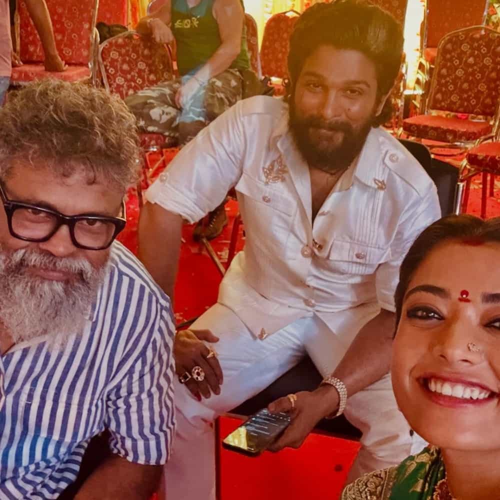 ಅಲ್ಲು ಅರ್ಜುನ್, ರಶ್ಮಿಕಾ ಮಂದಣ್ಣ ನಟನೆಯ ‘ಪುಷ್ಪ 2’ ಸಿನಿಮಾ ಇಂದು (ಡಿಸೆಂಬರ್ 05) ಬಲು ಅದ್ಧೂರಿಯಾಗಿ ಬಿಡುಗಡೆ ಆಗಿದೆ. ಸಿನಿಮಾಕ್ಕೆ ಮೊದಲ ದಿನ ಉತ್ತಮ ಪ್ರತಿಕ್ರಿಯೆ ದೊರೆತಿದೆ.