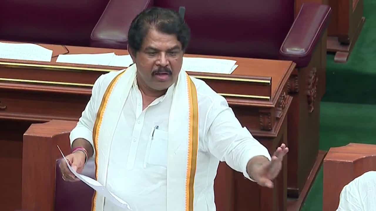 ಮದವೇರಿದಾಗ ಸ್ಮಶಾನದಲ್ಲಿ ಸುತ್ತು ಹಾಕಬೇಕು: ಕಲಾಪದಲ್ಲಿ ಹೀಗೆಂದಿದ್ದೇಕೆ ಅಶೋಕ್? ಪಾಟೀಲ್ ಪ್ರತಿಕ್ರಿಯೆ ಏನಿತ್ತು ನೋಡಿ ಮದವೇರಿದಾಗ ಸ್ಮಶಾನದಲ್ಲಿ ಸುತ್ತು ಹಾಕಬೇಕು: ಕಲಾಪದಲ್ಲಿ ಹೀಗೆಂದಿದ್ದೇಕೆ ಅಶೋಕ್? ಪಾಟೀಲ್ ಪ್ರತಿಕ್ರಿಯೆ ಏನಿತ್ತು ನೋಡಿ