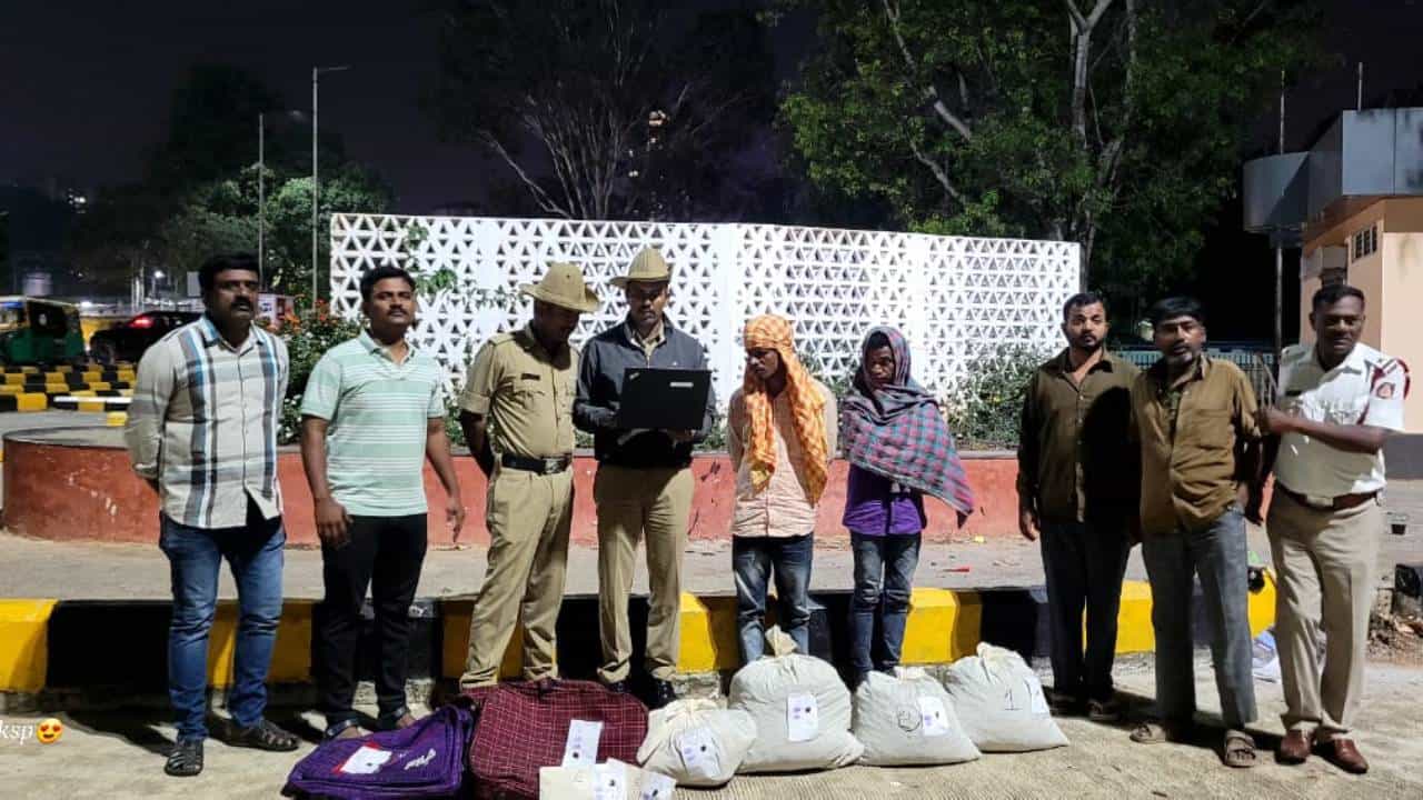 ರೈಲಿನಲ್ಲಿ 1 ಕೋಟಿ ರೂ. ಮೌಲ್ಯದ ಗಾಂಜಾ ಸರಬರಾಜು: ಆರೋಪಿಗಳು ಅರೆಸ್ಟ್ ರೈಲಿನಲ್ಲಿ 1 ಕೋಟಿ ರೂ. ಮೌಲ್ಯದ ಗಾಂಜಾ ಸರಬರಾಜು: ಆರೋಪಿಗಳು ಅರೆಸ್ಟ್