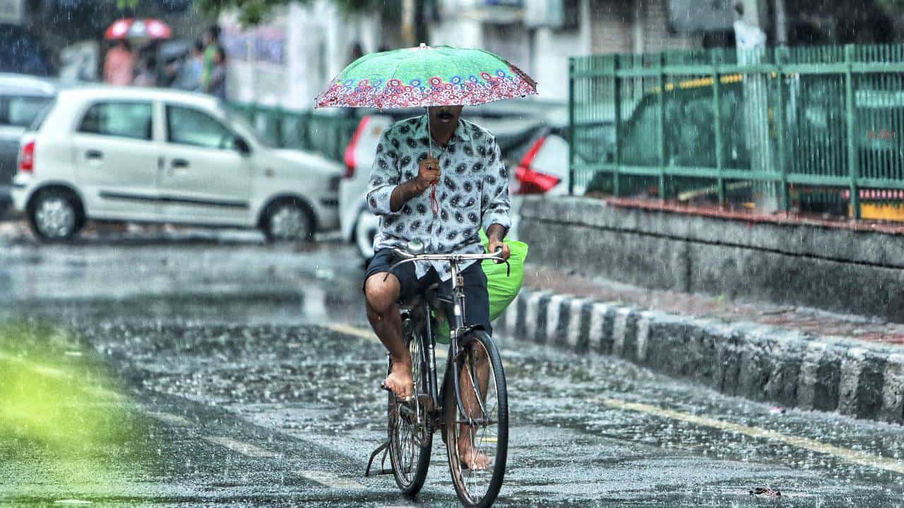 Karnataka Rains: ಬೆಂಗಳೂರಿನಲ್ಲಿ ಡಿ.13ರಿಂದ ಧಾರಾಕಾರ ಮಳೆ, ಯೆಲ್ಲೋ ಅಲರ್ಟ್ Karnataka Rains: ಬೆಂಗಳೂರಿನಲ್ಲಿ ಡಿ.13ರಿಂದ ಧಾರಾಕಾರ ಮಳೆ, ಯೆಲ್ಲೋ ಅಲರ್ಟ್