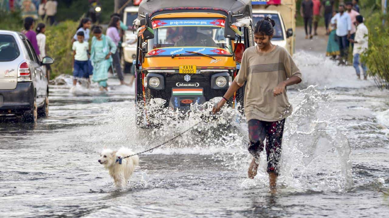 Karnataka Rains: ಮತ್ತೊಂದು ಚಂಡಮಾರುತ: ಬೆಂಗಳೂರಿನಲ್ಲಿ ಬೆಳಗ್ಗೆಯಿಂದಲೇ ಮಳೆ ಶುರು Karnataka Rains: ಮತ್ತೊಂದು ಚಂಡಮಾರುತ: ಬೆಂಗಳೂರಿನಲ್ಲಿ ಬೆಳಗ್ಗೆಯಿಂದಲೇ ಮಳೆ ಶುರು