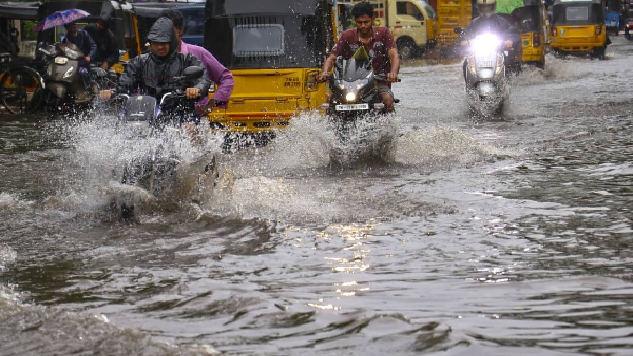 Cyclone: ಭಾರಿ ಮಳೆಯ ಮುನ್ಸೂಚನೆ, ಚೆನ್ನೈ ಸೇರಿ ತಮಿಳುನಾಡಿನ 22 ಜಿಲ್ಲೆಗಳಲ್ಲಿ ಶಾಲೆಗಳಿಗೆ ರಜೆ ಘೋಷಣೆ