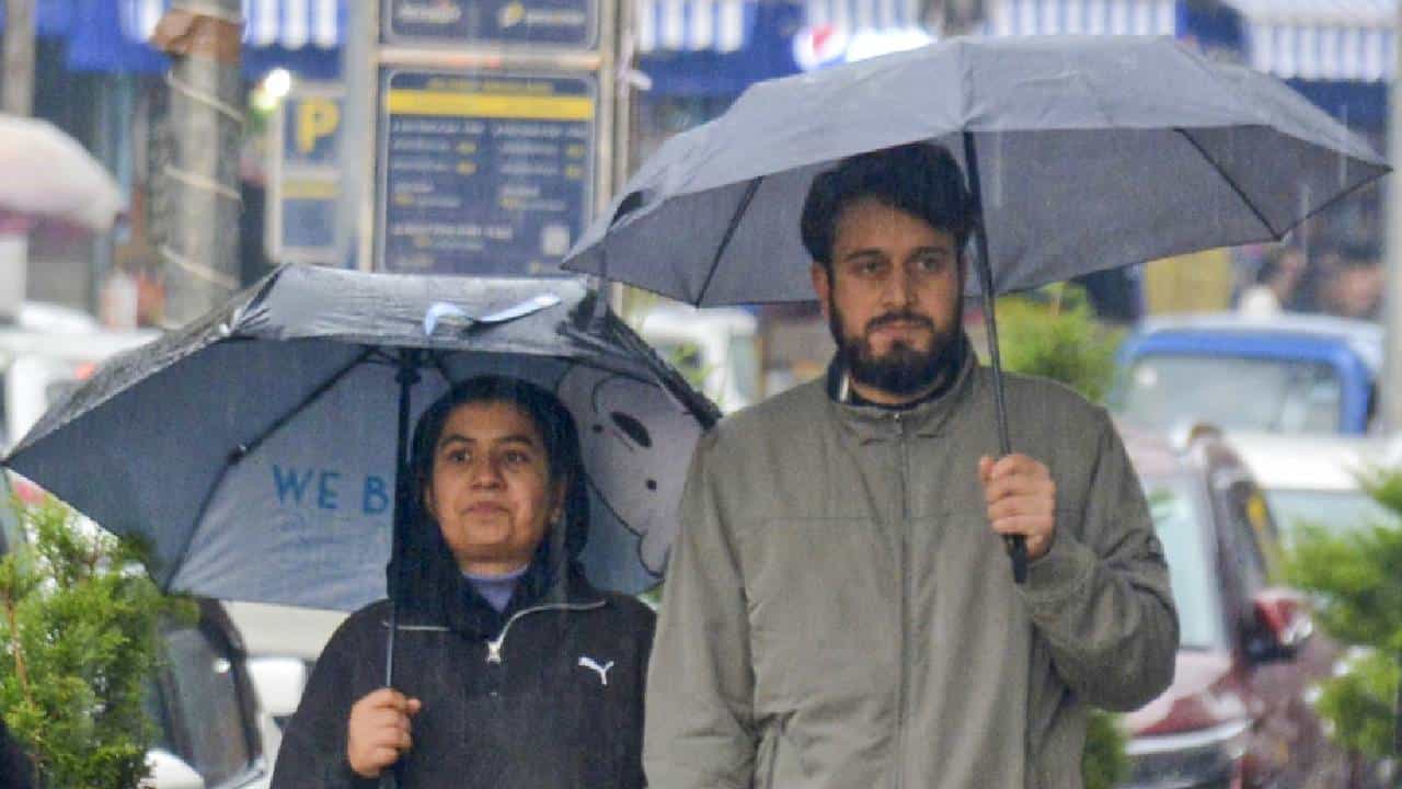 Karnataka Rains: ಬೆಂಗಳೂರು ಸೇರಿ ಕರ್ನಾಟಕದ 8 ಜಿಲ್ಲೆಗಳಲ್ಲಿ ಇಂದು ಮಳೆ Karnataka Rains: ಬೆಂಗಳೂರು ಸೇರಿ ಕರ್ನಾಟಕದ 8 ಜಿಲ್ಲೆಗಳಲ್ಲಿ ಇಂದು ಮಳೆ
