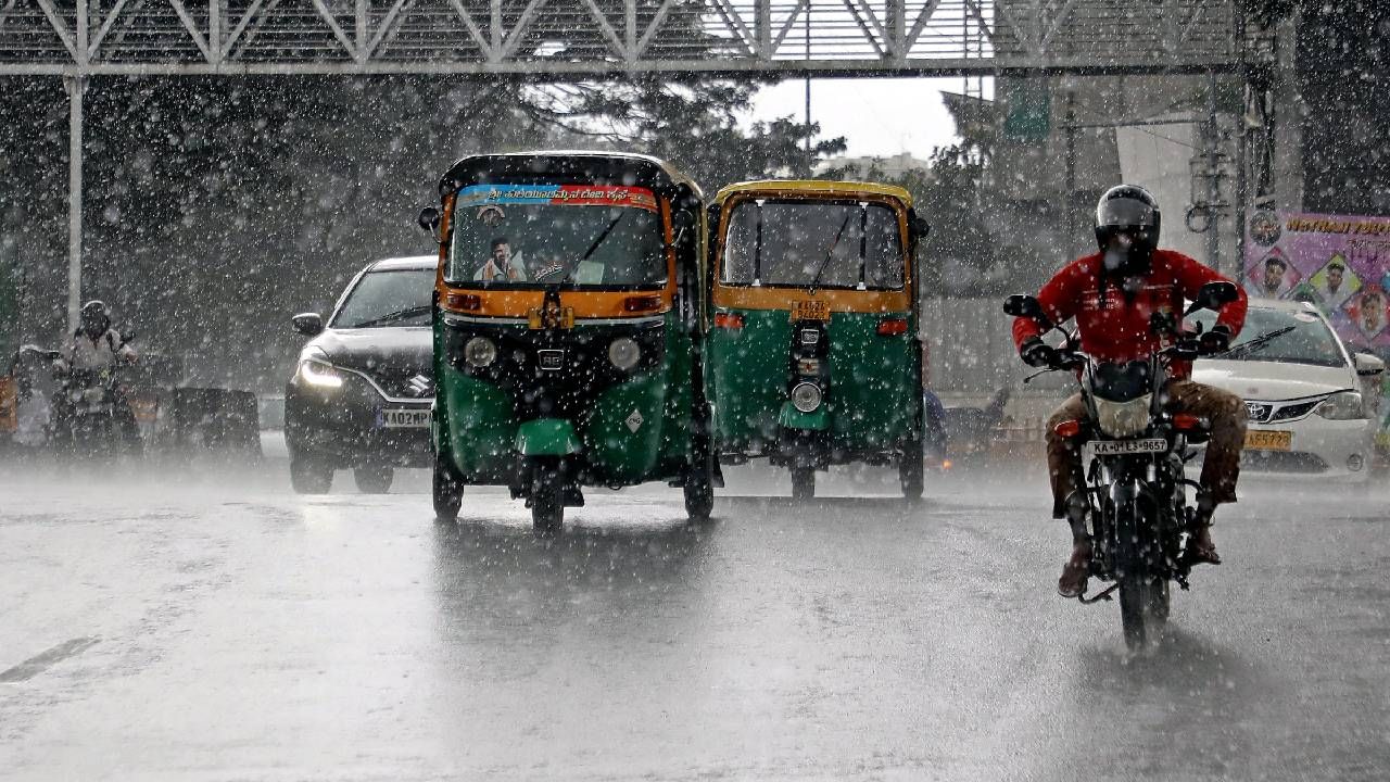 Karnataka Weather: ಇಂದಿನಿಂದ ಡಿ.28ರವರೆಗೆ ಕರ್ನಾಟಕದ ಉತ್ತರ ಹಾಗೂ ದಕ್ಷಿಣ ಒಳನಾಡಿನ ಬಹುತೇಕ ಕಡೆ ಮಳೆಯ ಮುನ್ಸೂಚನೆ Karnataka Weather: ಇಂದಿನಿಂದ ಡಿ.28ರವರೆಗೆ ಕರ್ನಾಟಕದ ಉತ್ತರ ಹಾಗೂ ದಕ್ಷಿಣ ಒಳನಾಡಿನ ಬಹುತೇಕ ಕಡೆ ಮಳೆಯ ಮುನ್ಸೂಚನೆ