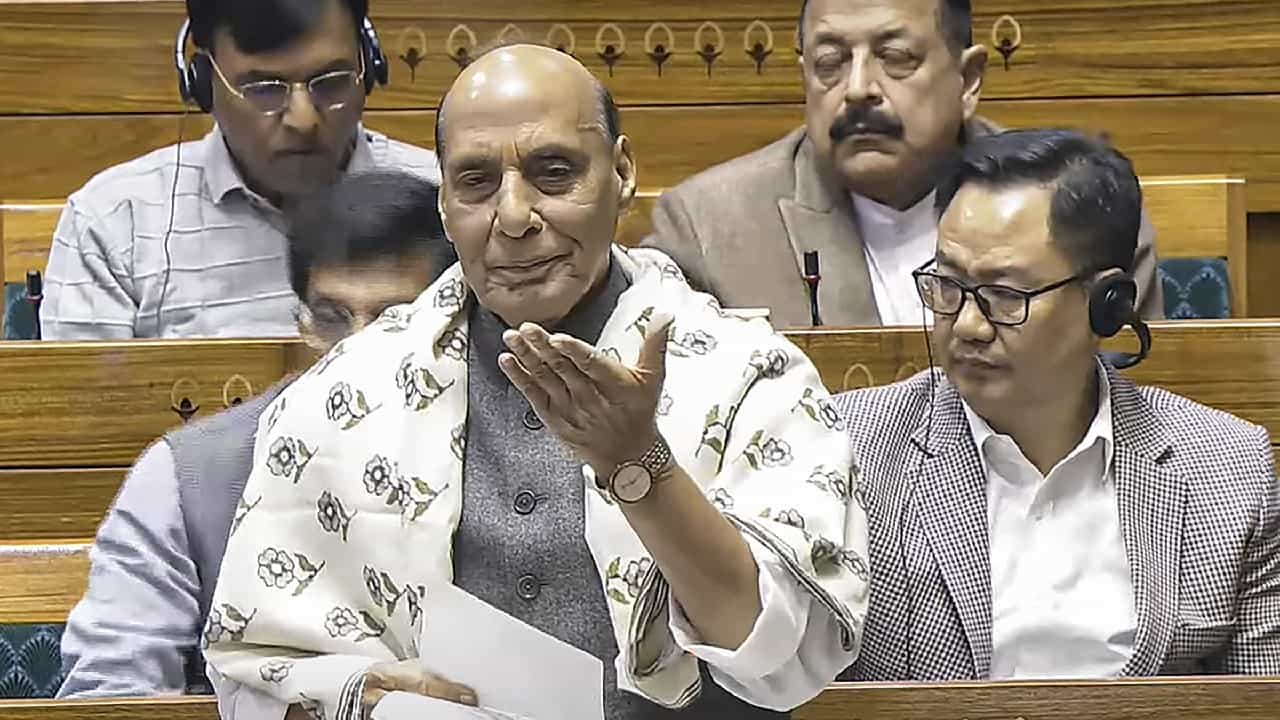 'ಸಂವಿಧಾನ ಒಂದೇ ಪಕ್ಷದ ಕೊಡುಗೆ ಅಲ್ಲ'; ಅಧಿವೇಶನದಲ್ಲಿ ಕಾಂಗ್ರೆಸ್ ವಿರುದ್ಧ ರಾಜನಾಥ್ ಸಿಂಗ್ ವಾಗ್ದಾಳಿ 'ಸಂವಿಧಾನ ಒಂದೇ ಪಕ್ಷದ ಕೊಡುಗೆ ಅಲ್ಲ'; ಅಧಿವೇಶನದಲ್ಲಿ ಕಾಂಗ್ರೆಸ್ ವಿರುದ್ಧ ರಾಜನಾಥ್ ಸಿಂಗ್ ವಾಗ್ದಾಳಿ