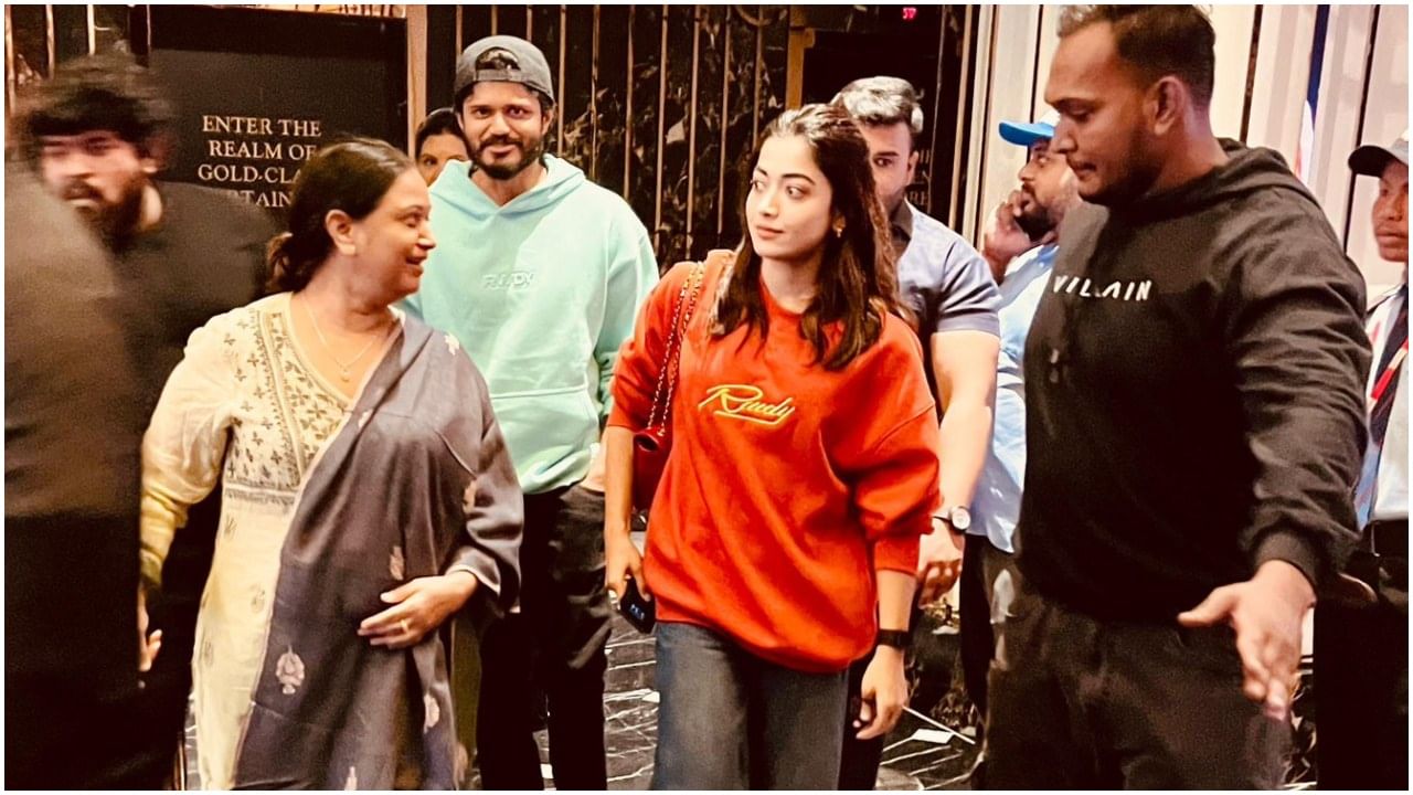 ವಿಜಯ್ ದೇವರಕೊಂಡ ಕುಟುಂಬಕ್ಕೆ ‘ಪುಷ್ಪ 2’ ತೋರಿಸಿದ ರಶ್ಮಿಕಾ ಮಂದಣ್ಣ ವಿಜಯ್ ದೇವರಕೊಂಡ ಕುಟುಂಬಕ್ಕೆ ‘ಪುಷ್ಪ 2’ ತೋರಿಸಿದ ರಶ್ಮಿಕಾ ಮಂದಣ್ಣ