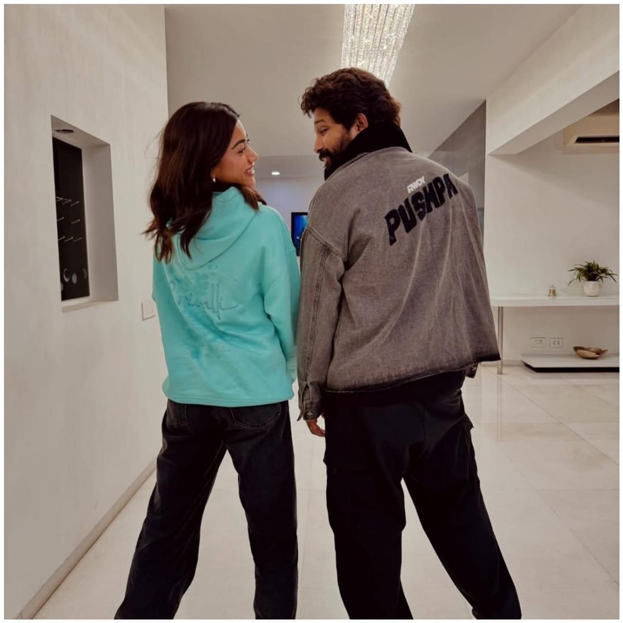 ರಶ್ಮಿಕಾ ಮಂದಣ್ಣ ಕನ್ನಡದ ನಟಿಯಾದರೂ ಸದ್ಯ ಟಾಲಿವುಡ್ನಲ್ಲಿ ಬ್ಯುಸಿ ಇದ್ದಾರೆ. ಪರಭಾಷೆಯಲ್ಲಿ ಅವರಿಗೆ ಬೇಡಿಕೆ ಸೃಷ್ಟಿ ಆಗಿದೆ. ‘ಪುಷ್ಪ 2’ ಚಿತ್ರದಲ್ಲಿ ಇರುವ ಕನ್ನಡದ ಕಲಾವಿದರ ಪೈಕಿ ರಶ್ಮಿಕಾ ಕೂಡ ಒಬ್ಬರು. ಅವರು ಸಿನಿಮಾ ಉದ್ದಕ್ಕೂ ಕಾಣಿಸಿಕೊಳ್ಳುತ್ತಾರೆ.