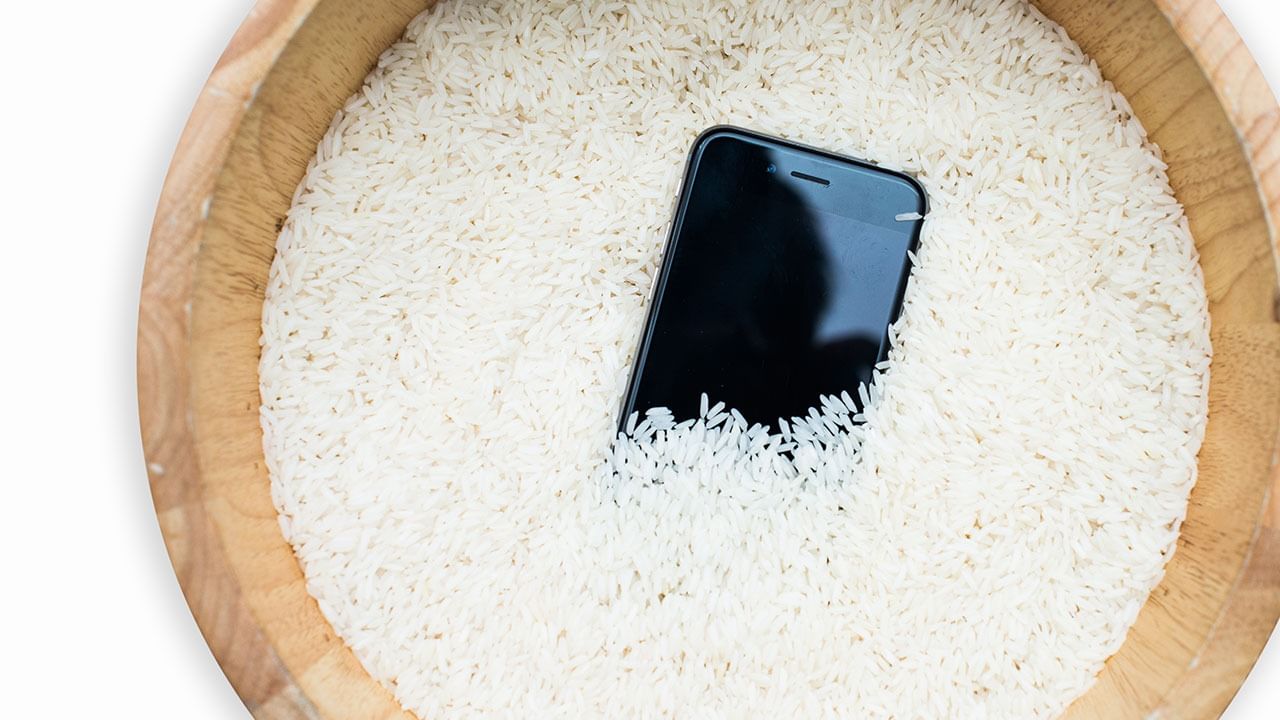 Tech Tips: ನೀರಿನಲ್ಲಿ ಬಿದ್ದ ಮೊಬೈಲ್ ಅನ್ನು ಅಕ್ಕಿಯಲ್ಲಿ ಇಡುವುದು ಉತ್ತಮವೇ? Tech Tips: ನೀರಿನಲ್ಲಿ ಬಿದ್ದ ಮೊಬೈಲ್ ಅನ್ನು ಅಕ್ಕಿಯಲ್ಲಿ ಇಡುವುದು ಉತ್ತಮವೇ?