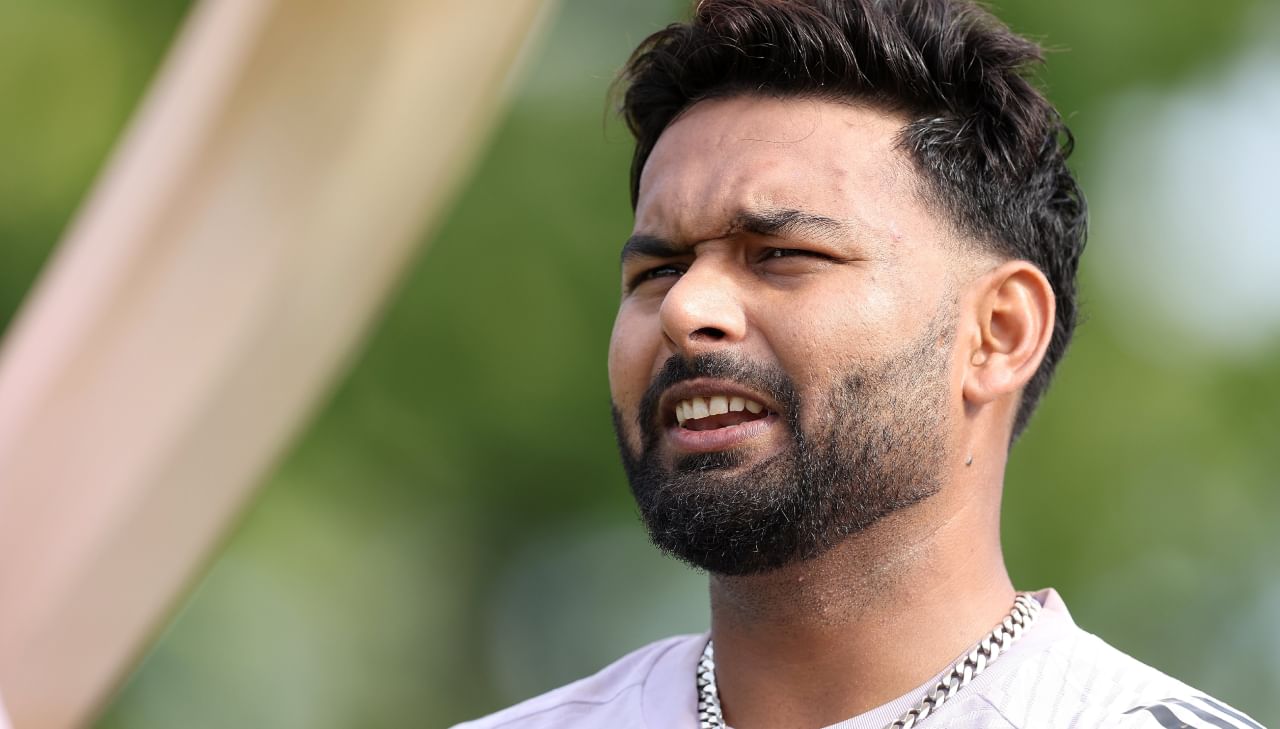 ಅಡಿಲೇಡ್ ಟೆಸ್ಟ್ನಲ್ಲಿ 10 ವಿಕೆಟ್ಗಳ ಸೋಲನ್ನು ಎದುರಿಸಿದ ಟೀಂ ಇಂಡಿಯಾ ಪ್ರಸ್ತುತ ಬ್ರಿಸ್ಬೇನ್ ಟೆಸ್ಟ್ಗೆ ತಯಾರಿ ನಡೆಸುತ್ತಿದೆ. ಬಾರ್ಡರ್ ಗವಾಸ್ಕರ್ ಟ್ರೋಫಿಯ ಮೂರನೇ ಟೆಸ್ಟ್ಗೆ ಟೀಂ ಇಂಡಿಯಾದ ಎಲ್ಲಾ ಆಟಗಾರರು ತಯಾರಿ ನಡೆಸುತ್ತಿದ್ದಾರೆ. ಈ ಅವಧಿಯಲ್ಲಿ ವಿಕೆಟ್ಕೀಪರ್ ಬ್ಯಾಟ್ಸ್ಮನ್ ರಿಷಭ್ ಪಂತ್ ಕೂಡ ಬ್ಯಾಟಿಂಗ್ ಅಭ್ಯಾಸ ನಡೆಸುತ್ತಿದ್ದರು.