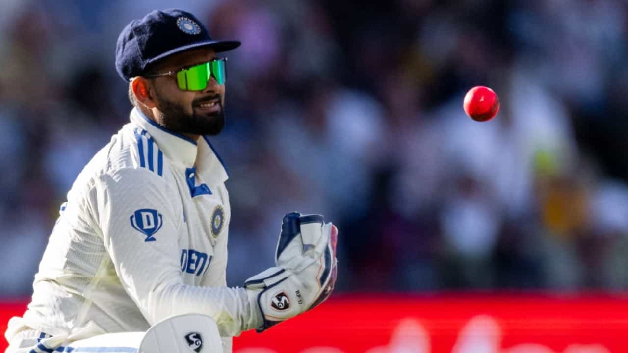 ರಿಷಭ್ ಪಂತ್ ಟೆಸ್ಟ್ ಕೆರಿಯರ್ ಆರಂಭಿಸಿ 6 ವರ್ಷಗಳು ಕಳೆದಿವೆ. ಈ ಆರು ವರ್ಷಗಳಲ್ಲಿ 41 ಪಂದ್ಯಗಳನ್ನಾಡಿರುವ ಪಂತ್ 80 ಇನಿಂಗ್ಸ್ಗಳಲ್ಲಿ ವಿಕೆಟ್ ಕೀಪಿಂಗ್ ಮಾಡಿದ್ದಾರೆ. ಈ ವೇಳೆ 150 ಮಂದಿಯನ್ನು ಔಟ್ ಮಾಡುವಲ್ಲಿ ರಿಷಭ್ ಯಶಸ್ವಿಯಾಗಿದ್ದಾರೆ.