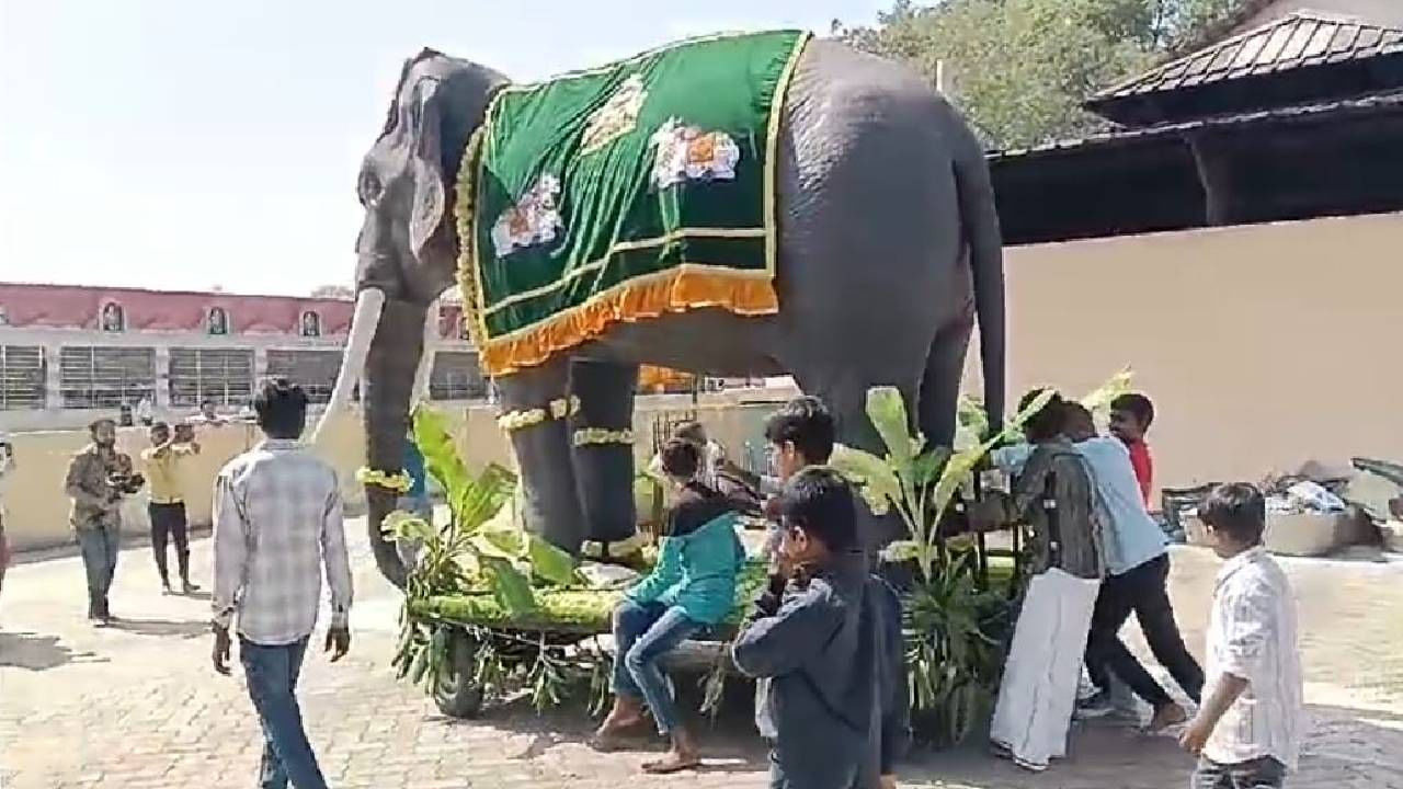 ಇದು ರೋಬೋಟಿಕ್ ಆನೆಯಾಗಿದ್ದು, ನೋಡುವುದಕ್ಕೆ ಯಥಾವತ್ತಾಗಿ ರಿಯಲ್ ಆನೆಯಂತೆಯೇ ಕಾಣಿಸುತ್ತದೆ. ಸದಾ ಕಿವಿ, ತಲೆ, ಸೊಂಡಿಲು ಹಾಗೂ ಬಾಲವನ್ನ ಅಲುಗಾಡಿಸುತ್ತಿರುತ್ತದೆ. ನೋಡಲು ದೈತ್ಯ ಗಾತ್ರದಾಗಿದ್ದು, ಸದಾ ಆಕ್ಟೀವ್ ಆಗಿರುವ ಈ ಆನೆಯನ್ನು ನೋಡಿದವರಿಗೆ ಜೀವಂತ ಆನೆಯೇ ಇಲ್ಲಿ ನಿಂತುಕೊಂಡಿದೆ ಎಂಬಂತೆ ಭಾಸವಾಗಿತ್ತದೆ.