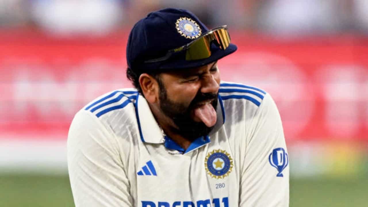 ಮೂರು ಪಂದ್ಯಗಳು... ಐದು ಇನಿಂಗ್ಸ್... ಟೀಮ್ ಇಂಡಿಯಾ ನಾಯಕ ರೋಹಿತ್ ಶರ್ಮಾ ಈ ಬಾರಿಯ ಬಾರ್ಡರ್-ಗವಾಸ್ಕರ್ ಟೆಸ್ಟ್ ಸರಣಿಯಲ್ಲಿ ಈವರೆಗೆ ಕಲೆಹಾಕಿರುವುದು ಕೇವಲ 31 ರನ್ಗಳು. ಇದರಲ್ಲಿ ಮೂಡಿಬಂದ ಗರಿಷ್ಠ ಸ್ಕೋರ್ 10. ಇನ್ನುಳಿದ ಎಲ್ಲಾ ಇನಿಂಗ್ಸ್ಗಳಲ್ಲೂ ಒಂದಂಕಿ ಮೊತ್ತವನ್ನು ದಾಟಿಲ್ಲ.