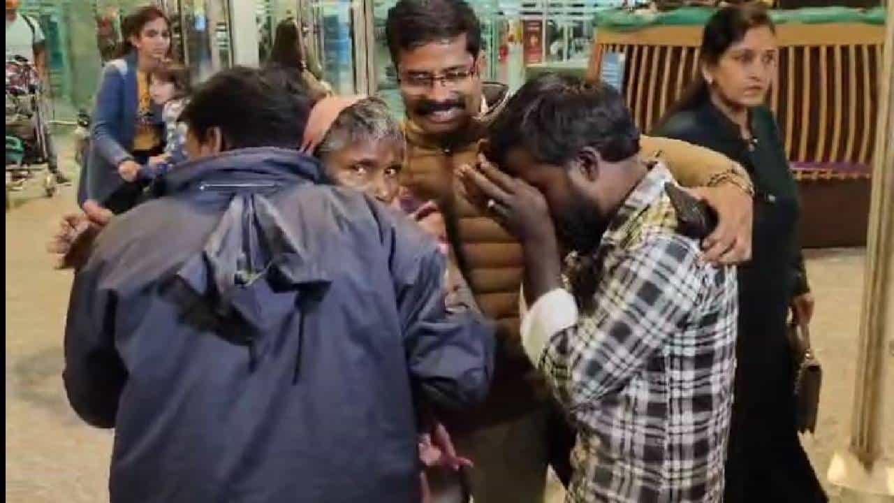 25 ವರ್ಷಗಳಿಂದೆ ಮನೆ ಬಿಟ್ಟು ಹೋಗಿದ್ದ ಬಳ್ಳಾರಿ ಮೂಲದ ಸಾಕವ್ವ ಪತ್ತೆಯಾಗಿದ್ದು, ಇಂದು (ಡಿಸೆಂಬರ್ 24) ಬೆಂಗಳೂರಿನ ಕೆಂಪೇಗೌಡ ವಿಮಾನ ನಿಲ್ದಾಣಕ್ಕೆ ಬಂದಿಳಿದಿದ್ದಾರೆ. ಇನ್ನು ಏರ್ಪೋರ್ಟ್ನಲ್ಲಿ ಮಕ್ಕಳು ತಾಯಿಯನ್ನು ಬಿಗಿದಪ್ಪಿ ಗಳಗಳನೆ ಅತ್ತುಬಿಟ್ಟರು. ಈ ವೇಳೆ ಮಕ್ಕಳ-ತಾಯಿ ಪ್ರೀತಿ ನೋಡಿ ಅಲ್ಲಿದ್ದವರು ಆನಂದ ಭಾಷ್ಪ ಸುರಿಸಿದರು
