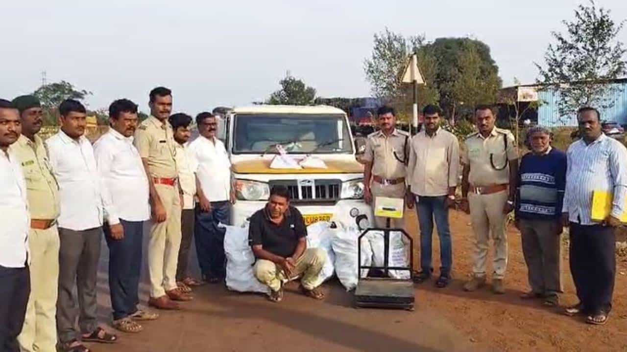 ಸಿನಿಮಾ ಶೈಲಿಯಲ್ಲಿ ಶ್ರೀಗಂಧ ಸಾಗಿಸುತ್ತಿದ್ದವ ಸಿಕ್ಕಿಬಿದ್ದ: ಸೀನಿಮಿಯ ರೀತಿ ಬೆನ್ನಟ್ಟಿ ಹಿಡಿದ ಪೊಲೀಸ್ರು ಸಿನಿಮಾ ಶೈಲಿಯಲ್ಲಿ ಶ್ರೀಗಂಧ ಸಾಗಿಸುತ್ತಿದ್ದವ ಸಿಕ್ಕಿಬಿದ್ದ: ಸೀನಿಮಿಯ ರೀತಿ ಬೆನ್ನಟ್ಟಿ ಹಿಡಿದ ಪೊಲೀಸ್ರು