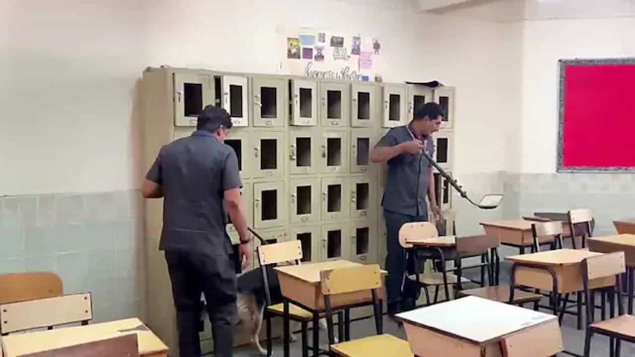 Bomb Threat: ದೆಹಲಿಯ ಎರಡು ಶಾಲೆಗಳಿಗೆ ಬಾಂಬ್ ಬೆದರಿಕೆ Bomb Threat: ದೆಹಲಿಯ ಎರಡು ಶಾಲೆಗಳಿಗೆ ಬಾಂಬ್ ಬೆದರಿಕೆ
