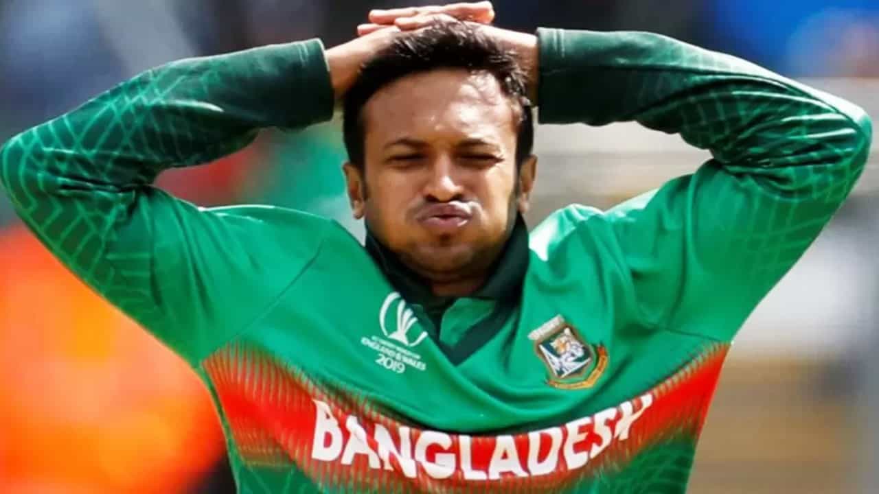 ಬಾಂಗ್ಲಾದೇಶ್ ತಂಡದ ಸ್ಟಾರ್ ಆಲ್ರೌಂಡರ್ ಶಕೀಬ್ ಅಲ್ ಹಸನ್ಗೆ ಅಂತಾರಾಷ್ಟ್ರೀಯ ಕ್ರಿಕೆಟ್ನಲ್ಲಿ ಬೌಲಿಂಗ್ ನಿಷೇಧಿಸಲಾಗಿದೆ. ಅವರ ಬೌಲಿಂಗ್ ಶೈಲಿಯಲ್ಲಿ ಲೋಪಗಳು ಕಂಡು ಬಂದಿದ್ದರಿಂದ ನಿಷೇಧ ಹೇರಲಾಗಿದ್ದು, ಹೀಗಾಗಿ ಇನ್ಮುಂದೆ ದೇಶೀಯ ಹಾಗೂ ಅಂತಾರಾಷ್ಟ್ರೀಯ ಕ್ರಿಕೆಟ್ನಲ್ಲಿ ಶಕೀಬ್ ಬೌಲಿಂಗ್ ಮಾಡುವಂತಿಲ್ಲ.