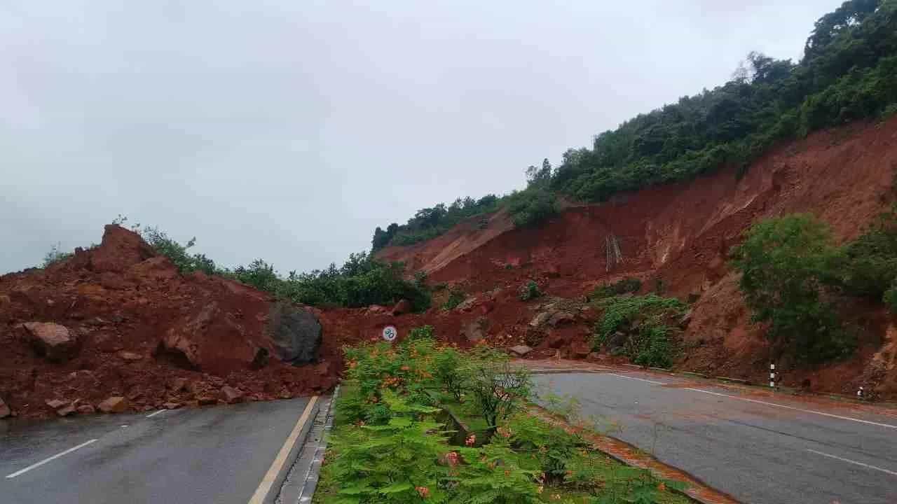 ಶಿರೂರು ಗುಡ್ಡ ಕುಸಿತ: ಪತ್ತೆಯಾಗದ ಇಬ್ಬರ ಶವ, ಮರಣ ಪತ್ರ ನೀಡದ ಆಡಳಿತದ ವಿರುದ್ಧ ಆಕ್ರೋಶ ಶಿರೂರು ಗುಡ್ಡ ಕುಸಿತ: ಪತ್ತೆಯಾಗದ ಇಬ್ಬರ ಶವ, ಮರಣ ಪತ್ರ ನೀಡದ ಆಡಳಿತದ ವಿರುದ್ಧ ಆಕ್ರೋಶ