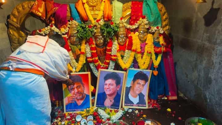 ಶಿವರಾಜ್ ಕುಮಾರ್ ಶಸ್ತ್ರಚಿಕಿತ್ಸೆ: ಅಭಿಮಾನಿಗಳಿಂದ ವಿಶೇಷ ಪೂಜೆ ಶಿವರಾಜ್ ಕುಮಾರ್ ಶಸ್ತ್ರಚಿಕಿತ್ಸೆ: ಅಭಿಮಾನಿಗಳಿಂದ ವಿಶೇಷ ಪೂಜೆ