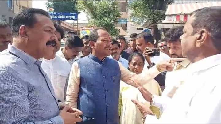 ದೇವಿ ದರ್ಶನಕ್ಕೆ ಹೋಗಿದ್ದ ಬಿಜೆಪಿ ಶಾಸಕ ಪ್ರಭು ಚವ್ಹಾಣ್ಗೆ ಮಹಾರಾಷ್ಟ್ರ ಶಿವಸೇನೆ ಪುಂಡರಿಂದ ಕಿರಿಕ್ ದೇವಿ ದರ್ಶನಕ್ಕೆ ಹೋಗಿದ್ದ ಬಿಜೆಪಿ ಶಾಸಕ ಪ್ರಭು ಚವ್ಹಾಣ್ಗೆ ಮಹಾರಾಷ್ಟ್ರ ಶಿವಸೇನೆ ಪುಂಡರಿಂದ ಕಿರಿಕ್