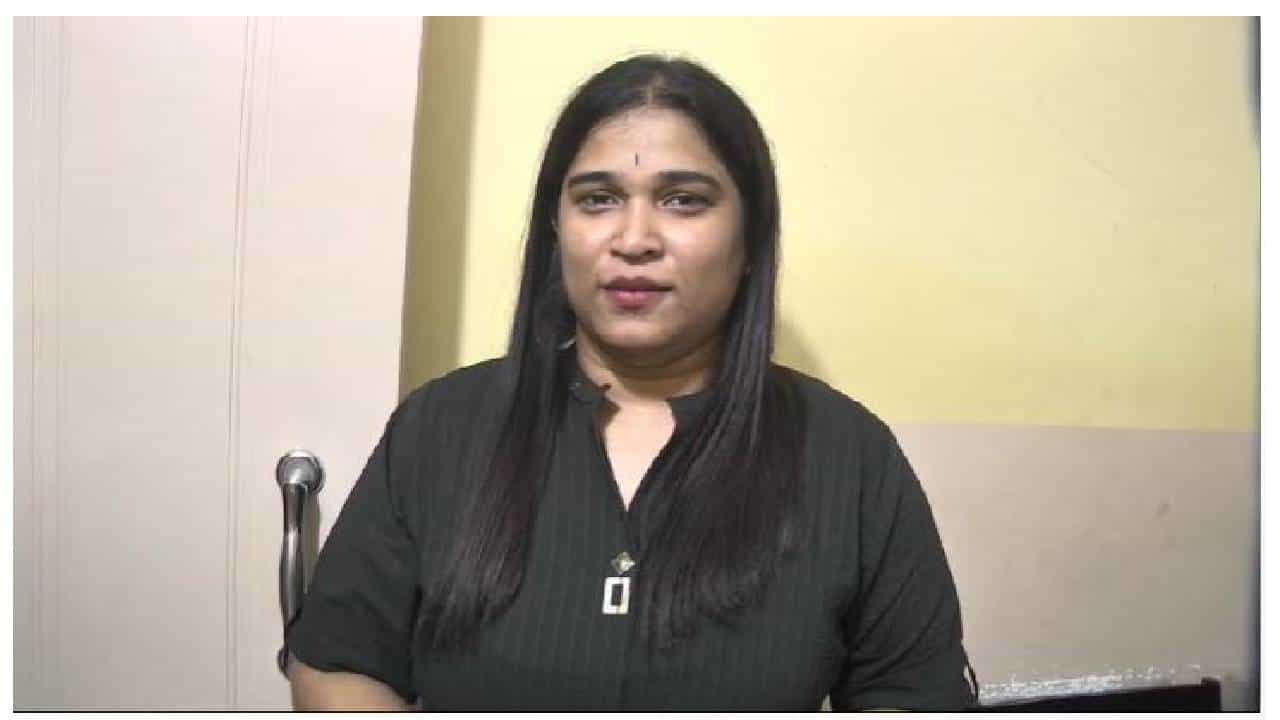 ನೆಲಮಂಗಲ: ಕೆಜಿಗಟ್ಟಲೆ ಚಿನ್ನ ಕೊಂಡೊಯ್ದು ಆಭರಣ ಅಂಗಡಿ ಮಾಲೀಕರಿಗೇ ಧಮ್ಕಿ ಹಾಕಿದ ಮಹಿಳೆ! ನೆಲಮಂಗಲ: ಕೆಜಿಗಟ್ಟಲೆ ಚಿನ್ನ ಕೊಂಡೊಯ್ದು ಆಭರಣ ಅಂಗಡಿ ಮಾಲೀಕರಿಗೇ ಧಮ್ಕಿ ಹಾಕಿದ ಮಹಿಳೆ!