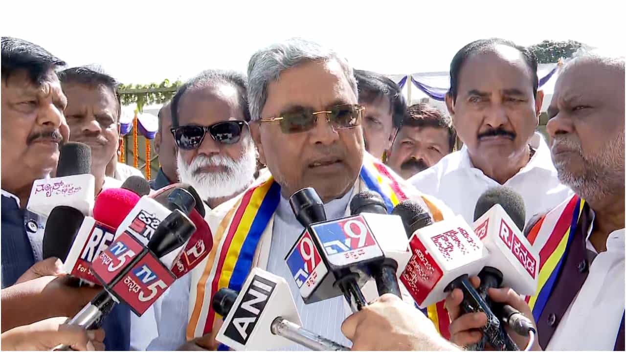 ಬಳ್ಳಾರಿ ಬಾಣಂತಿಯರ ಸಾವು: ತಪ್ಪಿತಸ್ಥರ ವಿರುದ್ಧ ಮುಲಾಜಿಲ್ಲದೆ ಕ್ರಮ ಕೈಗೊಳ್ಳಿ, ಸಿದ್ದರಾಮಯ್ಯ ಖಡಕ್ ಸೂಚನೆ ಬಳ್ಳಾರಿ ಬಾಣಂತಿಯರ ಸಾವು: ತಪ್ಪಿತಸ್ಥರ ವಿರುದ್ಧ ಮುಲಾಜಿಲ್ಲದೆ ಕ್ರಮ ಕೈಗೊಳ್ಳಿ, ಸಿದ್ದರಾಮಯ್ಯ ಖಡಕ್ ಸೂಚನೆ