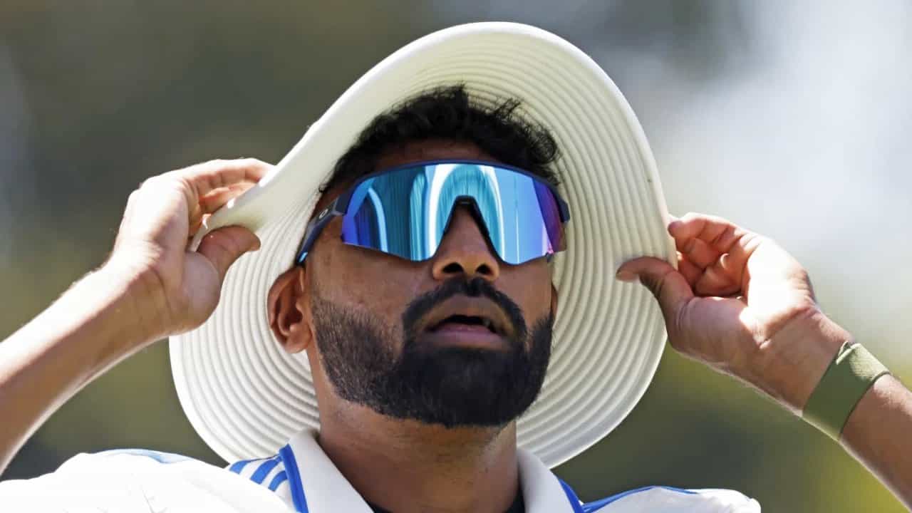 ಭಾರತ ಮತ್ತು ಆಸ್ಟ್ರೇಲಿಯಾ ನಡುವಣ ದ್ವಿತೀಯ ಟೆಸ್ಟ್ ಪಂದ್ಯದ ವೇಳೆ ಅನುಚಿತವಾಗಿ ವರ್ತಿಸಿದ ಕಾರಣಕ್ಕಾಗಿ ಟೀಮ್ ಇಂಡಿಯಾ ವೇಗಿ ಮೊಹಮ್ಮದ್ ಸಿರಾಜ್ ವಿರುದ್ಧ ಐಸಿಸಿ ಕ್ರಮ ಕೈಗೊಳ್ಳುವ ಸಾಧ್ಯತೆಯಿದೆ. ಅಡಿಲೇಡ್ ಓವಲ್ ಮೈದಾನದಲ್ಲಿ ನಡೆದ ಈ ಪಂದ್ಯದ ವೇಳೆ ಟ್ರಾವಿಸ್ ಹೆಡ್ ಅವರನ್ನು ಬೌಲ್ಡ್ ಮಾಡಿದ ಸಿರಾಜ್, ಪೆವಿಲಿಯನ್ಗೆ ದಾಟುವಂತೆ ಕೈ ಸನ್ನೆ ಮಾಡಿದ್ದರು.