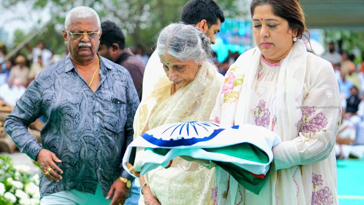 ಮುಗಿಯುತ್ತಿದ್ದಂತೆ ಎಸ್‌ಎಂಕೆ ಪಾರ್ಥೀವ ಶರೀರದ ಮೇಲಿದ್ದ ರಾಷ್ಟ್ರಧ್ವಜವನ್ನ ಕುಟುಂಬಕ್ಕೆ ಹಸ್ತಾಂತರಿಸಲಾಯ್ತು. ಸಿಎಂ ಹಾಗೂ ಗೃಹಸಚಿವರು ಕೃಷ್ಣ ಅವರ ಪತ್ನಿ ಪ್ರೇಮ ಅವರಿಗೆ ರಾಷ್ಟ್ರಧ್ವಜ ಹಸ್ತಾಂತರಿಸಿದ್ರು.