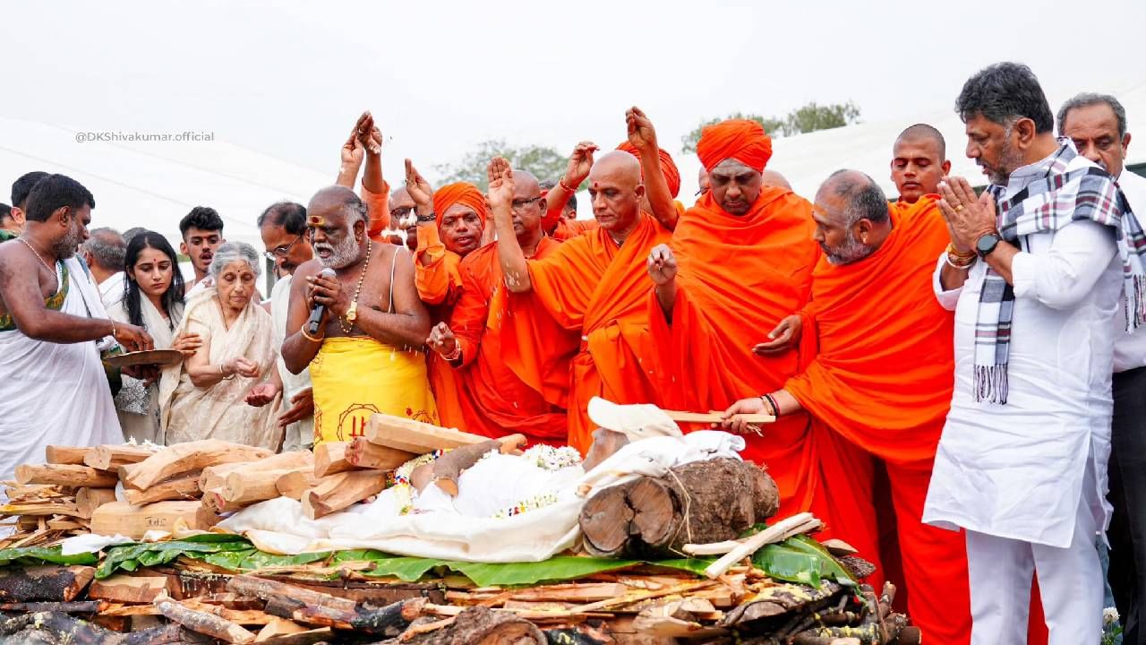 ನಿರ್ಮಲಾನಂದನಾಥ ಸ್ವಾಮೀಜಿ ಸ್ವಾಮೀಜಿ ಸೇರಿದಂತೆ ವಿವಿಧ ಸಮುದಾಯಗಳ ಸ್ವಾಮೀಜಿಗಳು ಸಹ ಎಸ್​ಎಂ ಕೃಷ್ಣ ಅವರ ಅಂತಿಮ ದರ್ಶನ ಪಡೆದುಕೊಂಡರು.