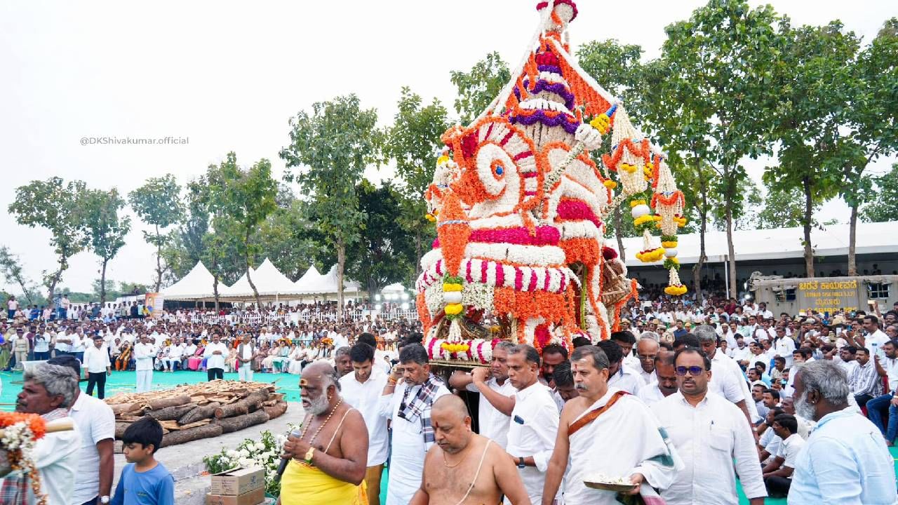 ತಾವೊಬ್ಬ ಡಿಸಿಎಂ ಅನ್ನೋದನ್ನ ಮರೆತು ಇಲ್ಲಿ   ಎಸ್‌ಎಂಕೆಯ ಶಿಷ್ಯನಾಗಿ ಕಾಣಿಸಿಕೊಂಡಿದ್ರು. ಕೈಯಲ್ಲಿ ಮೈಕ್‌ ಹಿಡಿದು ಎಲ್ಲವನ್ನೂ ನಿರ್ವಹಿಸಿದ ಡಿಕೆಶಿ, ಪುಷ್ಪಗುಚ್ಚ ಇಡುವಾಗ ಕಣ್ಣೀರಾದ್ರು. ಅಲ್ಲದೇ ಗುರುವಿಗೆ ಹೆಗಲು ನೀಡಿ ಅಂತಿಮ ವಿದಾಯ ಹೇಳಿದರು.