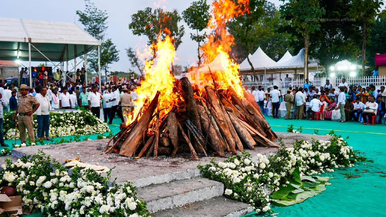  ಪೂಜೆ, ವಿಧಿವಿಧಾನ ಮುಗಿಯುತ್ತಿದ್ದಂತೆ ಮೊಮ್ಮಗ ಅಮೃತ್‌ಹೆಗ್ಡೆ, ಹೆಗಲ ಮೇಲೆ ಹಿಂಡೆಕೂಳು ಹೊತ್ತು ಅಜ್ಜನ ಚಿತೆಗೆ ಮೂರು ಸುತ್ತು ಹಾಕಿದ್ರು. ಬಳಿಕ ಕೃಷ್ಣರ ಚಿತೆಗೆ ಅಗ್ನಿಸ್ಪರ್ಶ ಮಾಡಿದ್ರು. ಹೀಗೆ 92 ಸಾರ್ಥಕ ಬದುಕು ಸವೆಸಿದ್ದ ಎಸ್‌ಎಂ ಕೃಷ್ಣ ಪಂಚಭೂತಗಳಲ್ಲಿ ಲೀನವಾದ್ರು. ಆ ಮೂಲಕ ಹೈಟೆಕ್‌ ರಾಜಕಾರಣಿಯ ಯುಗಾಂತ್ಯವಾಗಿತ್ತು.