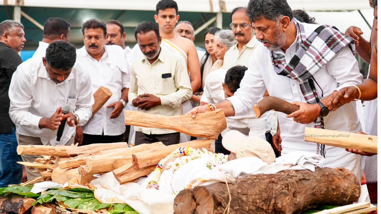 ಇನ್ನು ಡಿಸಿಎಂ ಡಿಕೆಶಿಯಂಥೂ ನಿನ್ನೆಯಿಂದಲೂ ಕಣ್ಣೀರಾಗಿದ್ದಾರೆ. ಇಂದು ತಮ್ಮ ನಾಯಕನ ಅಂತಿಮ ಯಾತ್ರೆಗೆ ಹೆಗಲು ಕೊಟ್ಟಿದ್ದ ಡಿಕೆಶಿ ಕಣ್ಣೀರಿಡುತ್ತಾಲೇ ಎಲ್ಲವನ್ನೂ ನಿರ್ವಹಿಸಿದ್ರು.