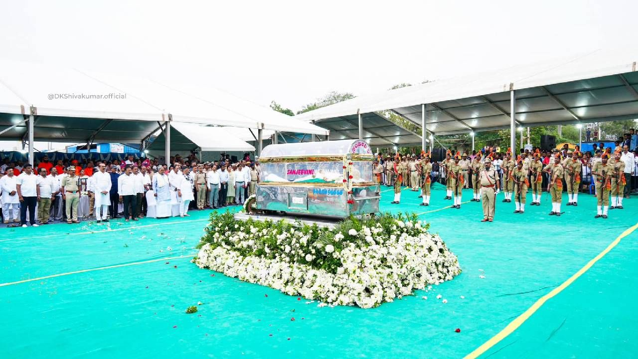 ನಾಡಿನ ಅಭಿವೃದ್ಧಿಗೆ ಶ್ರಮಿಸಿದ ಧೀಮಂತ ನಾಯಕ ಎಸ್‌ಎಂ ಕೃಷ್ಣ, ಇನ್ನಿಲ್ಲ ಅನ್ನೋ ಸುದ್ದಿ ಗೊತ್ತಾಗ್ತಿದ್ದಂತೆ ನಿನ್ನೆಯೇ ನಾಯಕರೆಲ್ಲಾ ನುಡಿನಮನ ಸಲ್ಲಿಸಿದ್ರು. ಬೆಳಗಾವಿಯಲ್ಲಿ ನಡೆಯುತ್ತಿದ್ದ ಸದನವನ್ನೇ ಮುಂದೂಡಿದ್ದ ನಾಯಕರು ಇಂದು ಸೋಮನಹಳ್ಳಿಗೆ ಬಂದು ಕೃಷ್ಣರ ಅಂತಿಮ ದರ್ಶನ ಪಡೆದ್ರು.