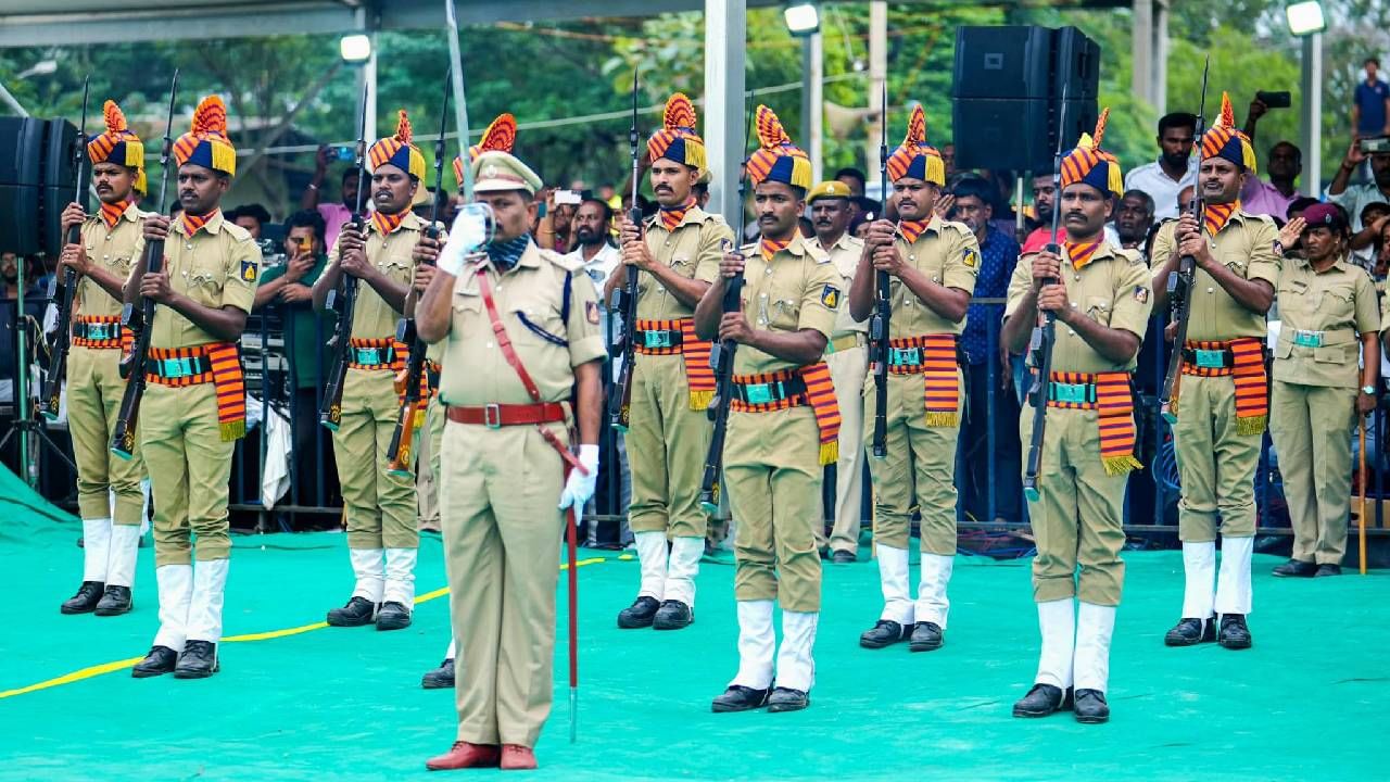 ಸಿದ್ದರಾಮಯ್ಯ ಸಂಪುಟದ ಸಹೋದ್ಯೋಗಿಗಳು, ಶಾಸಕರು, ಒಕ್ಕಲಿಗ ಹಾಗೂ ಇತರ ಮಠದ ಶ್ರೀಗಳು ಸೇರಿದಂತೆ ಎಲ್ಲರೂ ನಮನ ಸಲ್ಲಿಸಿದ್ರೆ, ಪೊಲೀಸ್‌ ಬ್ಯಾಂಡ್‌  ಮೂಲಕವೂ ಗೌರವ ಸಲ್ಲಿಸಲಾಯ್ತು. 