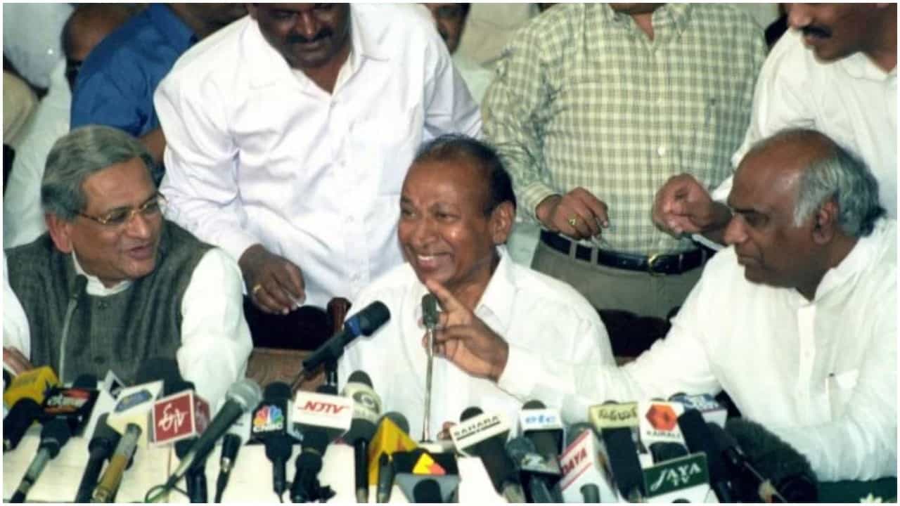 ರಾಜ್ಕುಮಾರ್ ಅಪಹರಣವಾದಾಗ ಸಿಎಂ ಆಗಿದ್ದ ಎಸ್ಎಂ ಕೃಷ್ಣ; 108 ದಿನವೂ ಸರಿಯಾಗಿ ನಿದ್ದೆ ಮಾಡದೆ ಒದ್ದಾಡಿದ್ದ ರಾಜಕಾರಣಿ ರಾಜ್ಕುಮಾರ್ ಅಪಹರಣವಾದಾಗ ಸಿಎಂ ಆಗಿದ್ದ ಎಸ್ಎಂ ಕೃಷ್ಣ; 108 ದಿನವೂ ಸರಿಯಾಗಿ ನಿದ್ದೆ ಮಾಡದೆ ಒದ್ದಾಡಿದ್ದ ರಾಜಕಾರಣಿ