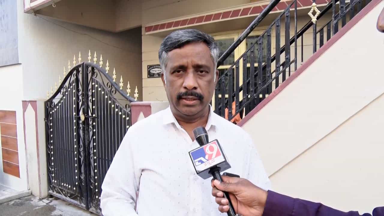 ಬೆಂಗಳೂರಿನಲ್ಲಿ ಸ್ನೇಹಮಯಿ ಕೃಷ್ಣ ಪ್ರತ್ಯಕ್ಷ: ಹೋರಾಟ ನಿಲ್ಲಿಸಲು ಸಿಎಂ ಪತ್ನಿ ಆಪ್ತರು ಆಮಿಷವೊಡ್ಡಿದ್ದ ಬಗ್ಗೆ ಗಂಭೀರ ಆರೋಪ ಬೆಂಗಳೂರಿನಲ್ಲಿ ಸ್ನೇಹಮಯಿ ಕೃಷ್ಣ ಪ್ರತ್ಯಕ್ಷ: ಹೋರಾಟ ನಿಲ್ಲಿಸಲು ಸಿಎಂ ಪತ್ನಿ ಆಪ್ತರು ಆಮಿಷವೊಡ್ಡಿದ್ದ ಬಗ್ಗೆ ಗಂಭೀರ ಆರೋಪ