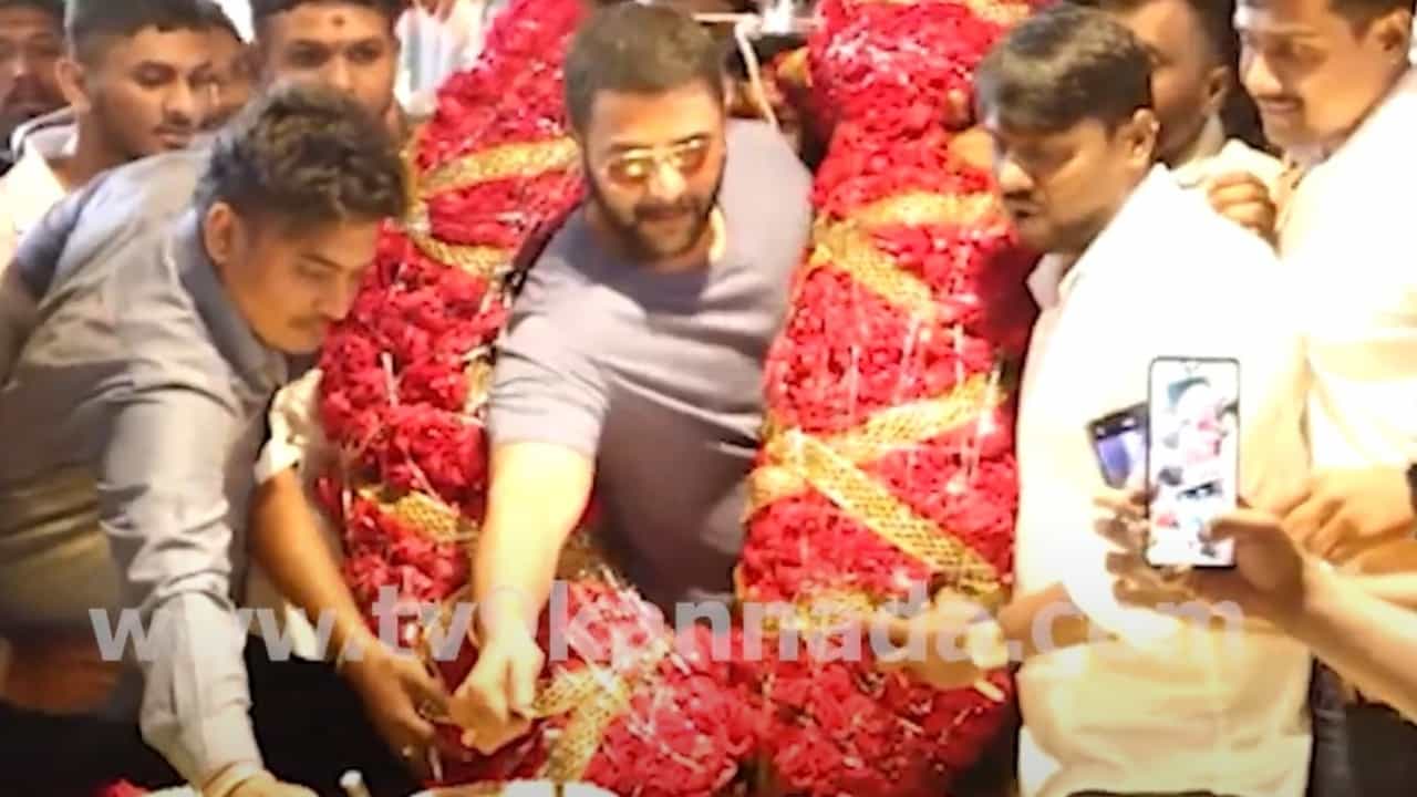 ಅಭಿಮಾನಿಗಳ ಜೊತೆ ಅದ್ಧೂರಿಯಾಗಿ ಹುಟ್ಟುಹಬ್ಬ ಆಚರಿಸಿಕೊಂಡ ಶ್ರೀಮುರಳಿ ಅಭಿಮಾನಿಗಳ ಜೊತೆ ಅದ್ಧೂರಿಯಾಗಿ ಹುಟ್ಟುಹಬ್ಬ ಆಚರಿಸಿಕೊಂಡ ಶ್ರೀಮುರಳಿ