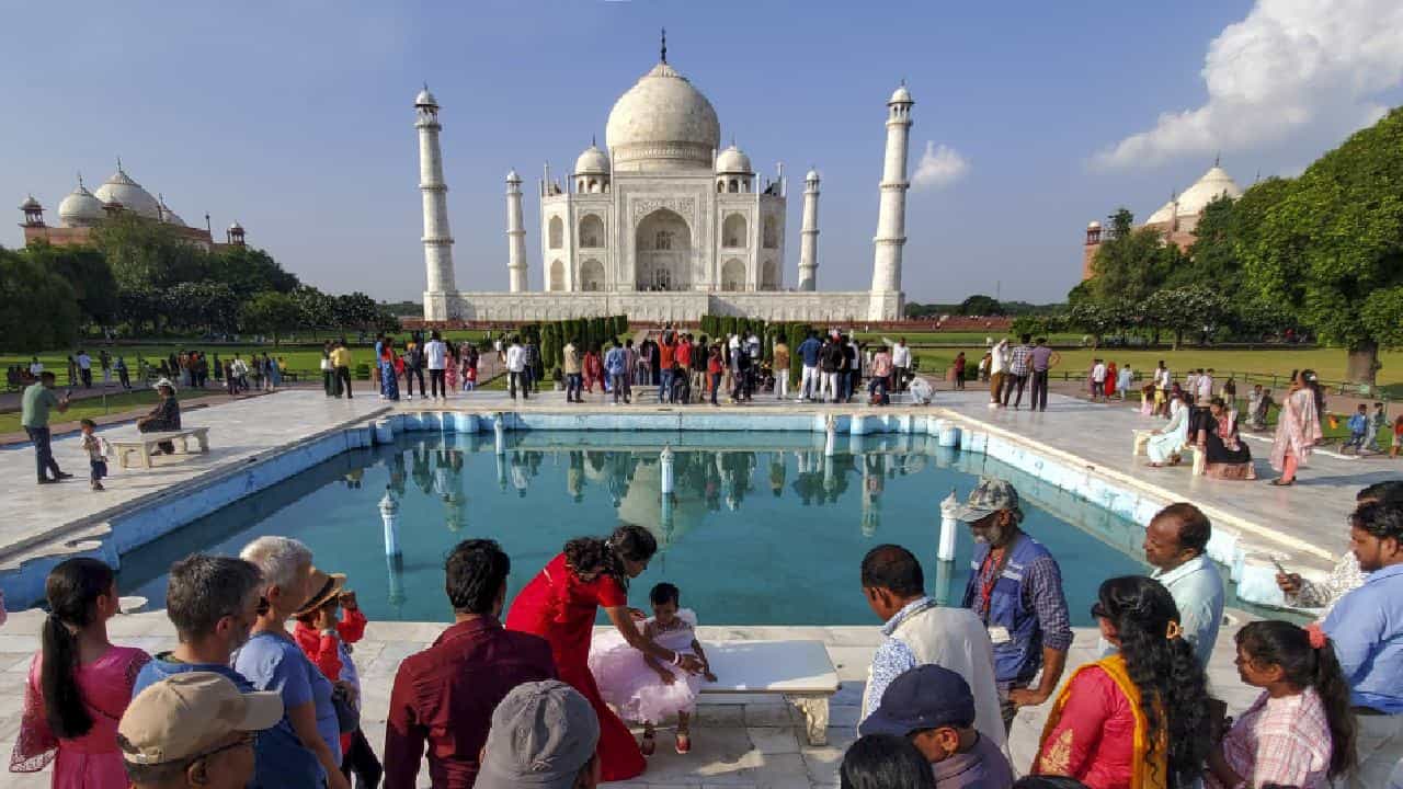 Taj Mahal: ತಾಜ್ ಮಹಲ್ಗೆ ಬಾಂಬ್ ಬೆದರಿಕೆ; ಆಗ್ರಾ ಪೊಲೀಸರಿಂದ ಬಿಗಿ ಭದ್ರತೆ Taj Mahal: ತಾಜ್ ಮಹಲ್ಗೆ ಬಾಂಬ್ ಬೆದರಿಕೆ; ಆಗ್ರಾ ಪೊಲೀಸರಿಂದ ಬಿಗಿ ಭದ್ರತೆ