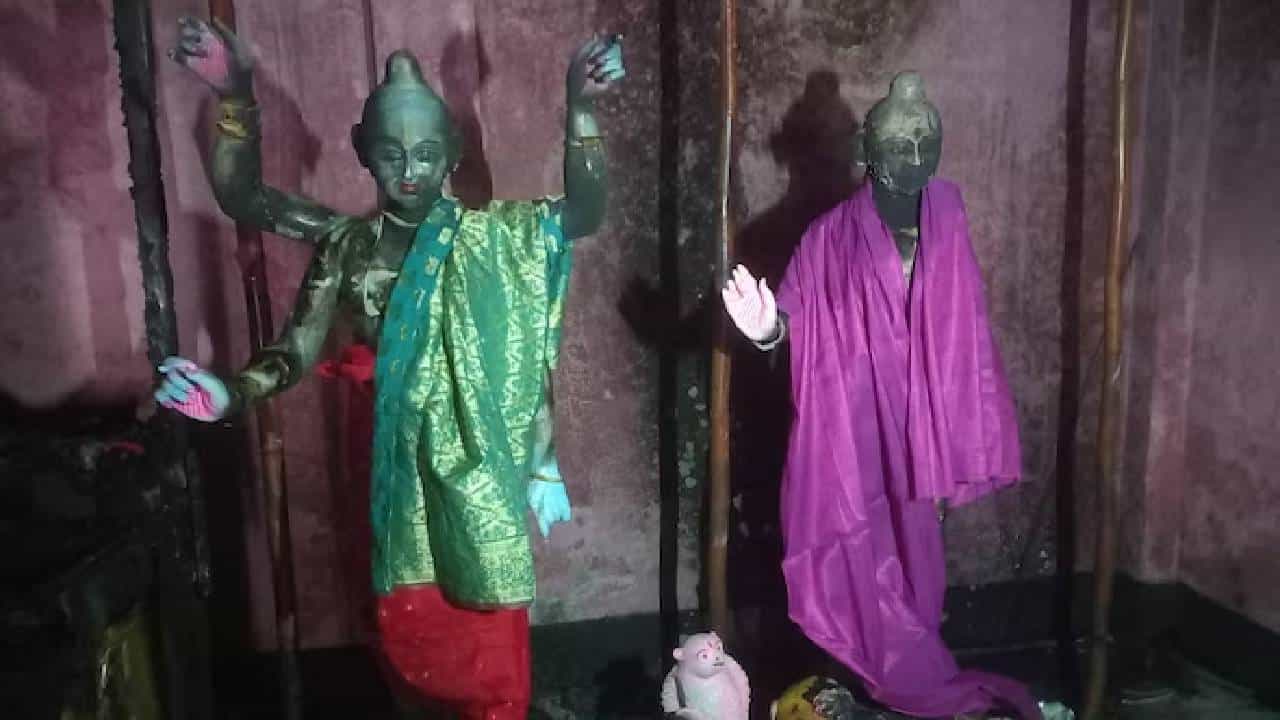 Temple Vandalised: ಬಾಂಗ್ಲಾದೇಶದಲ್ಲಿ ಮೂರು ಹಿಂದೂ ದೇವಾಲಯಗಳ ಮೇಲೆ ದಾಳಿ, ವಿಗ್ರಹಗಳ ಧ್ವಂಸ Temple Vandalised: ಬಾಂಗ್ಲಾದೇಶದಲ್ಲಿ ಮೂರು ಹಿಂದೂ ದೇವಾಲಯಗಳ ಮೇಲೆ ದಾಳಿ, ವಿಗ್ರಹಗಳ ಧ್ವಂಸ