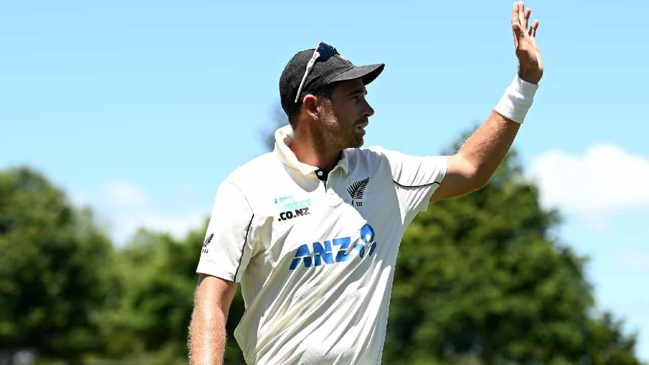 ನ್ಯೂಝಿಲೆಂಡ್ ತಂಡದ ಖ್ಯಾತ ಆಟಗಾರ ಟಿಮ್ ಸೌಥಿ (Tim Southee) ಟೆಸ್ಟ್ ಕ್ರಿಕೆಟ್ಗೆ ವಿದಾಯ ಹೇಳಿದ್ದಾರೆ. ಹ್ಯಾಮಿಲ್ಟನ್ನ ಸೆಡನ್ ಪಾರ್ಕ್ ಮೈದಾನದಲ್ಲಿ ನಡೆದ ಇಂಗ್ಲೆಂಡ್ ವಿರುದ್ಧದ ಮೂರನೇ ಟೆಸ್ಟ್ ಪಂದ್ಯದ ಮೂಲಕ ಸೌಥಿ ದೀರ್ಘಾವಧಿಯ ಕ್ರಿಕೆಟ್ಗೆ ಗುಡ್ ಬೈ ಹೇಳಿದ್ದಾರೆ.