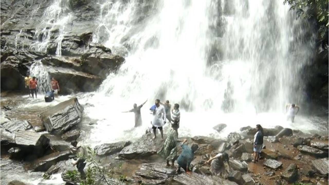 ಡಿಸೆಂಬರ್​ನಲ್ಲೇ ಪ್ರವಾಸಿಗರ ಸಂಖ್ಯೆ 10 ಲಕ್ಷಕ್ಕೂ ಹೆಚ್ಚಿರುವ ಸಾಧ್ಯತೆ ಇದೆ. ಅಲ್ಲಿಗೆ 2024 ರಲ್ಲಿ ಭೇಟಿ ನೀಡಿದ ಪ್ರವಾಸಿಗರ ಸಂಖ್ಯೆ ಒಂದು ಕೋಟಿ ದಾಟಲಿದೆ ಎಂದು ಅಂದಾಜಿಸಲಾಗಿದೆ. ಈ ವರ್ಷ ಕಾಫಿನಾಡಿಗೆ ಭೇಟಿ ನೀಡಿರುವ ಪ್ರವಾಸಿಗರ ಸಂಖ್ಯೆ ಕೋಟಿ ದಾಟುವುದರಲ್ಲಿ ಅನುಮಾನವಿಲ್ಲ.