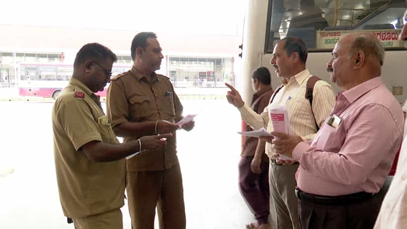 ಡಿಸೆಂಬರ್ 31ರಿಂದ ಸಾರಿಗೆ ಮುಷ್ಕರ: ಬೆಂಬಲ ನೀಡುವಂತೆ ಡ್ರೈವರ್, ಕಂಡಕ್ಟರ್ ಪ್ರಯಾಣಿಕರಿಗೆ ಕರಪತ್ರ ಹಂಚಿದ ಸಾರಿಗೆ ಮುಖಂಡರು