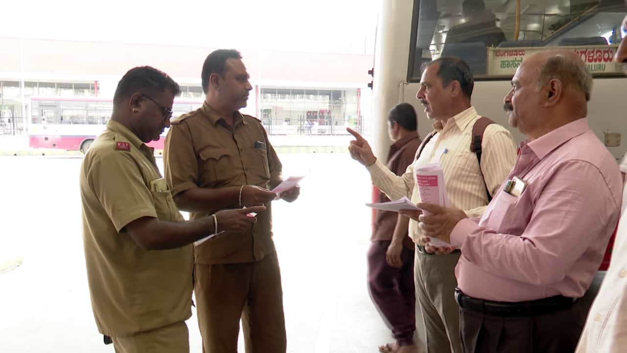 ಡಿಸೆಂಬರ್ 31ರಿಂದ ಸಾರಿಗೆ ಮುಷ್ಕರ: ಬೆಂಬಲ ನೀಡುವಂತೆ ಡ್ರೈವರ್, ಕಂಡಕ್ಟರ್ ಪ್ರಯಾಣಿಕರಿಗೆ ಕರಪತ್ರ ಹಂಚಿದ ಸಾರಿಗೆ ಮುಖಂಡರು