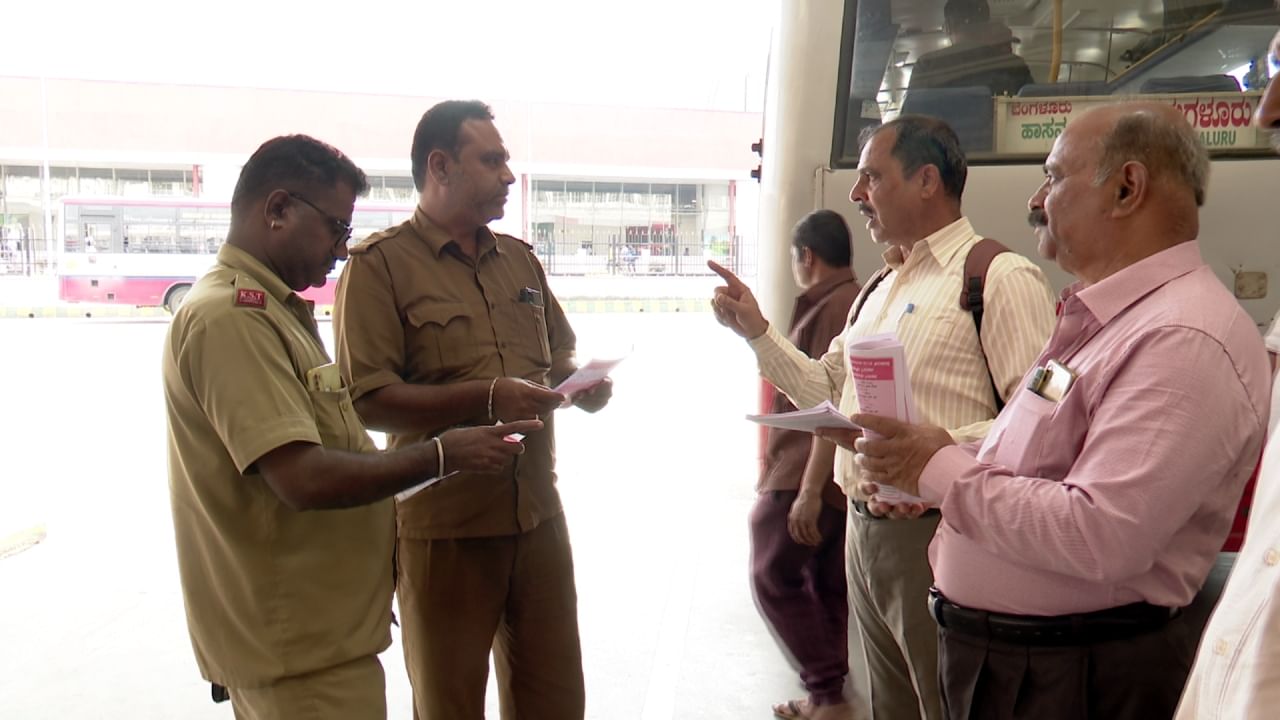 ಡಿಸೆಂಬರ್ 31ರಿಂದ ಸಾರಿಗೆ ಮುಷ್ಕರ: ಬೆಂಬಲ ನೀಡುವಂತೆ ಡ್ರೈವರ್, ಕಂಡಕ್ಟರ್ ಪ್ರಯಾಣಿಕರಿಗೆ ಕರಪತ್ರ ಹಂಚಿದ ಸಾರಿಗೆ ಮುಖಂಡರು