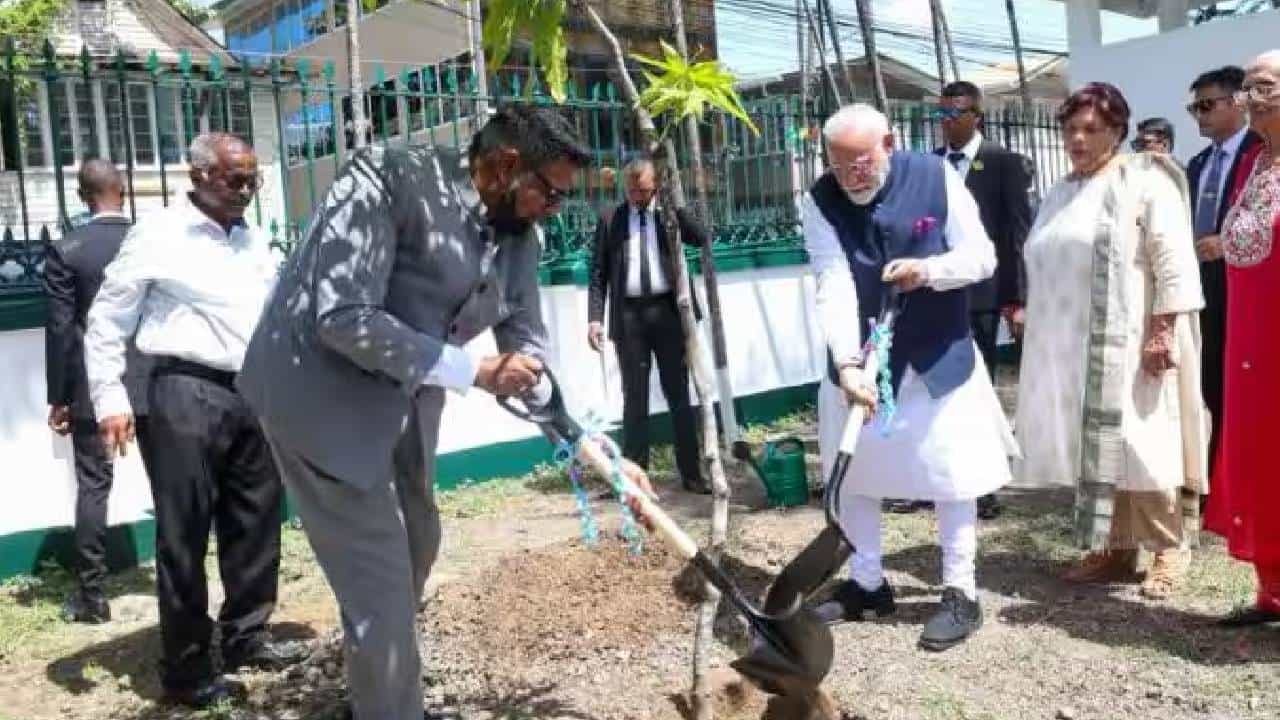 ಗಯಾನಾದಲ್ಲಿ ಏಕ್ ಪೇಡ್ ಮಾಕೆ ನಾಮ್, ಗಯಾನಾದ ಅಧ್ಯಕ್ಷ ಡಾ. ಮೊಹಮ್ಮದ್ ಇರ್ಫಾನ್ ಅಲಿ ಮತ್ತು ಅವರ ಕುಟುಂಬ ಸದಸ್ಯರೊಂದಿಗೆ ಪ್ರಧಾನಿ ಮೋದಿ ಸಸಿ ನೆಟ್ಟರು.