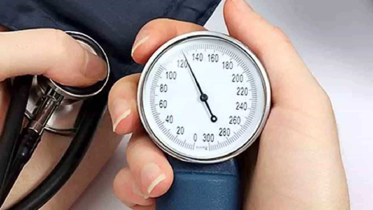 Health Tips: ಲೋ ಬಿಪಿಯ ಲಕ್ಷಣಗಳಿವು, ಮುನ್ನೆಚ್ಚರಿಕೆ ಬಹಳ ಮುಖ್ಯ..! Health Tips: ಲೋ ಬಿಪಿಯ ಲಕ್ಷಣಗಳಿವು, ಮುನ್ನೆಚ್ಚರಿಕೆ ಬಹಳ ಮುಖ್ಯ..!